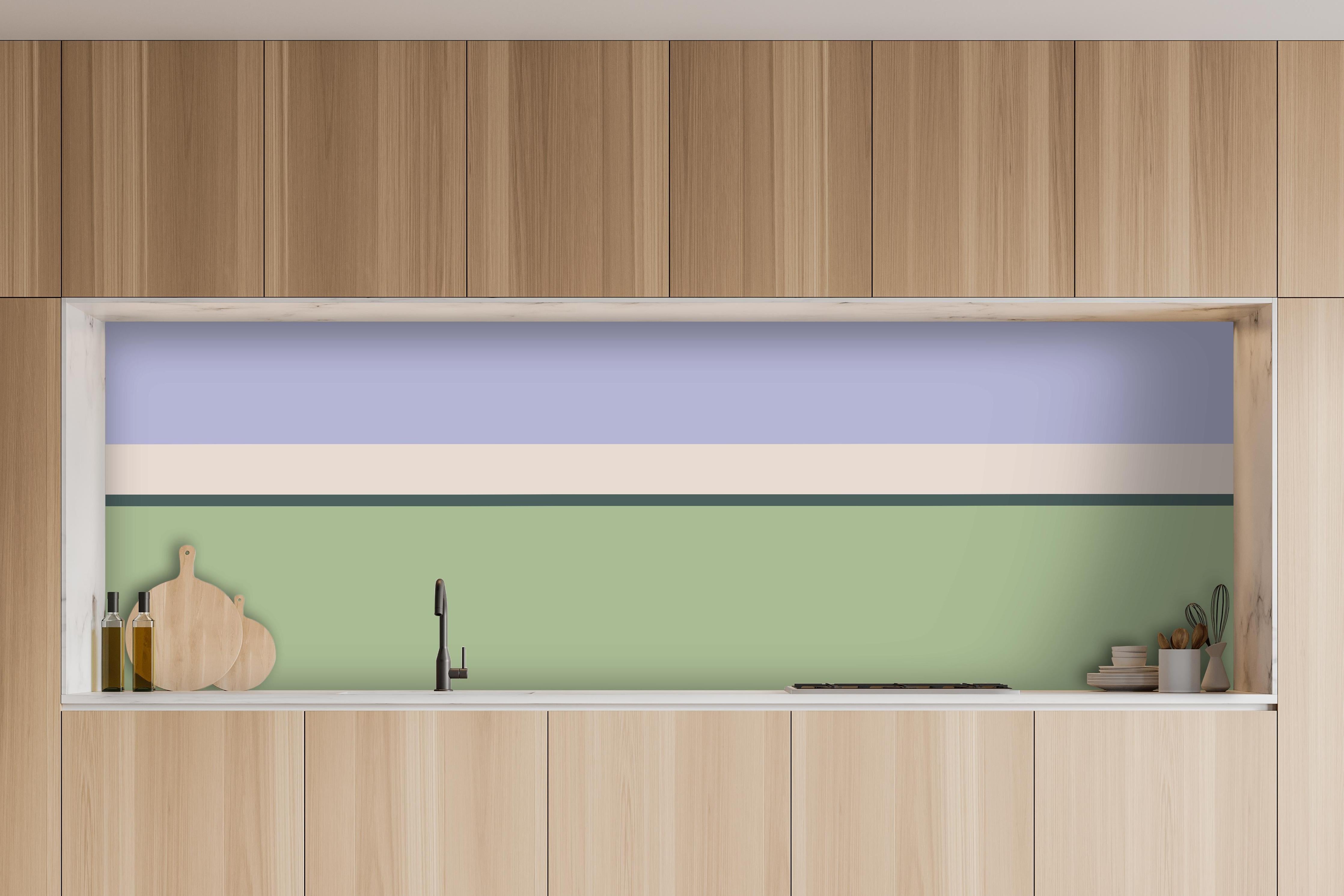 Küche - The Vintages - Horizontal - Colin hinter weißen Hochglanz-Küchenregalen und schwarzem Wasserhahn