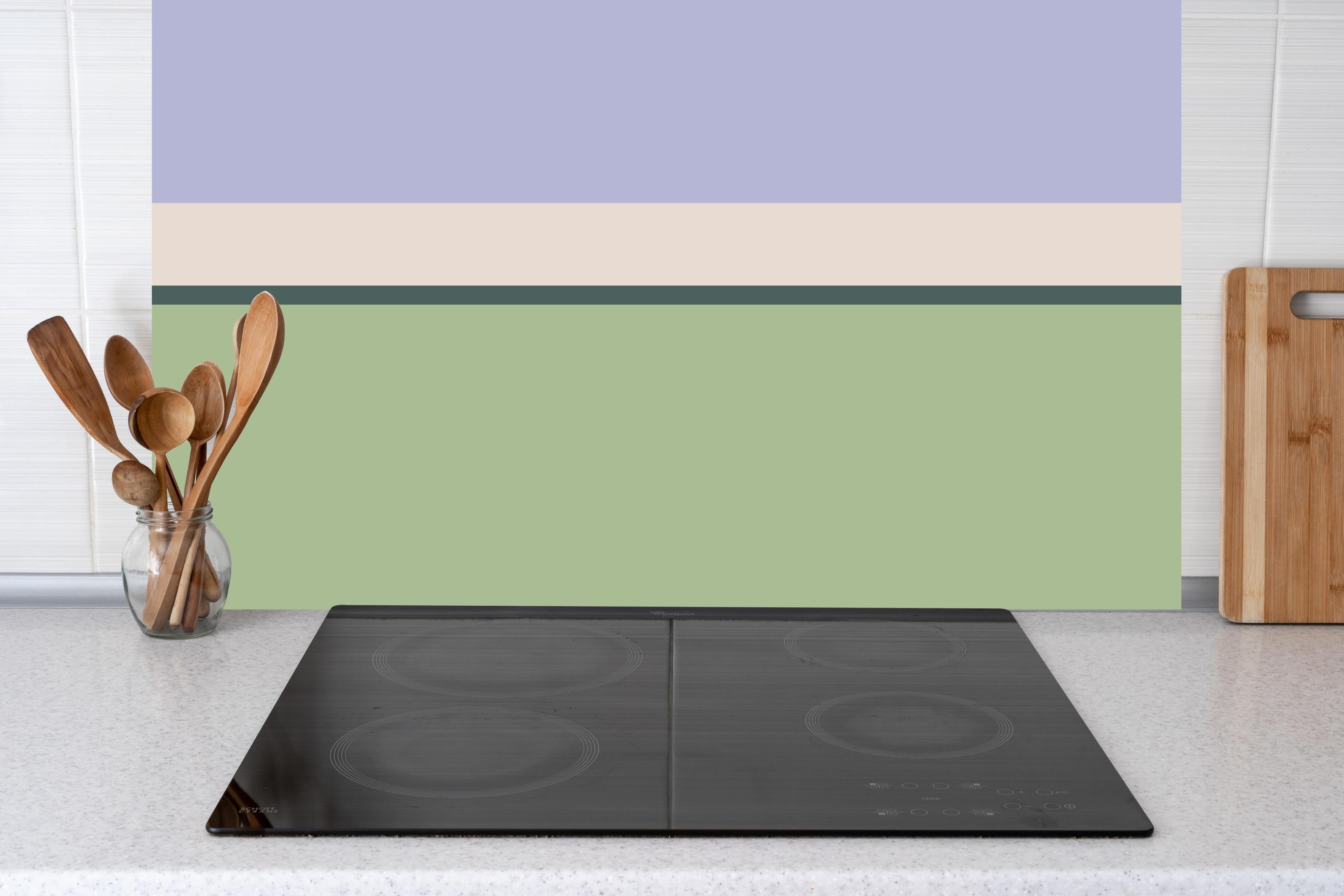 Küche - The Vintages - Horizontal - Colin hinter weißen Hochglanz-Küchenregalen und schwarzem Wasserhahn