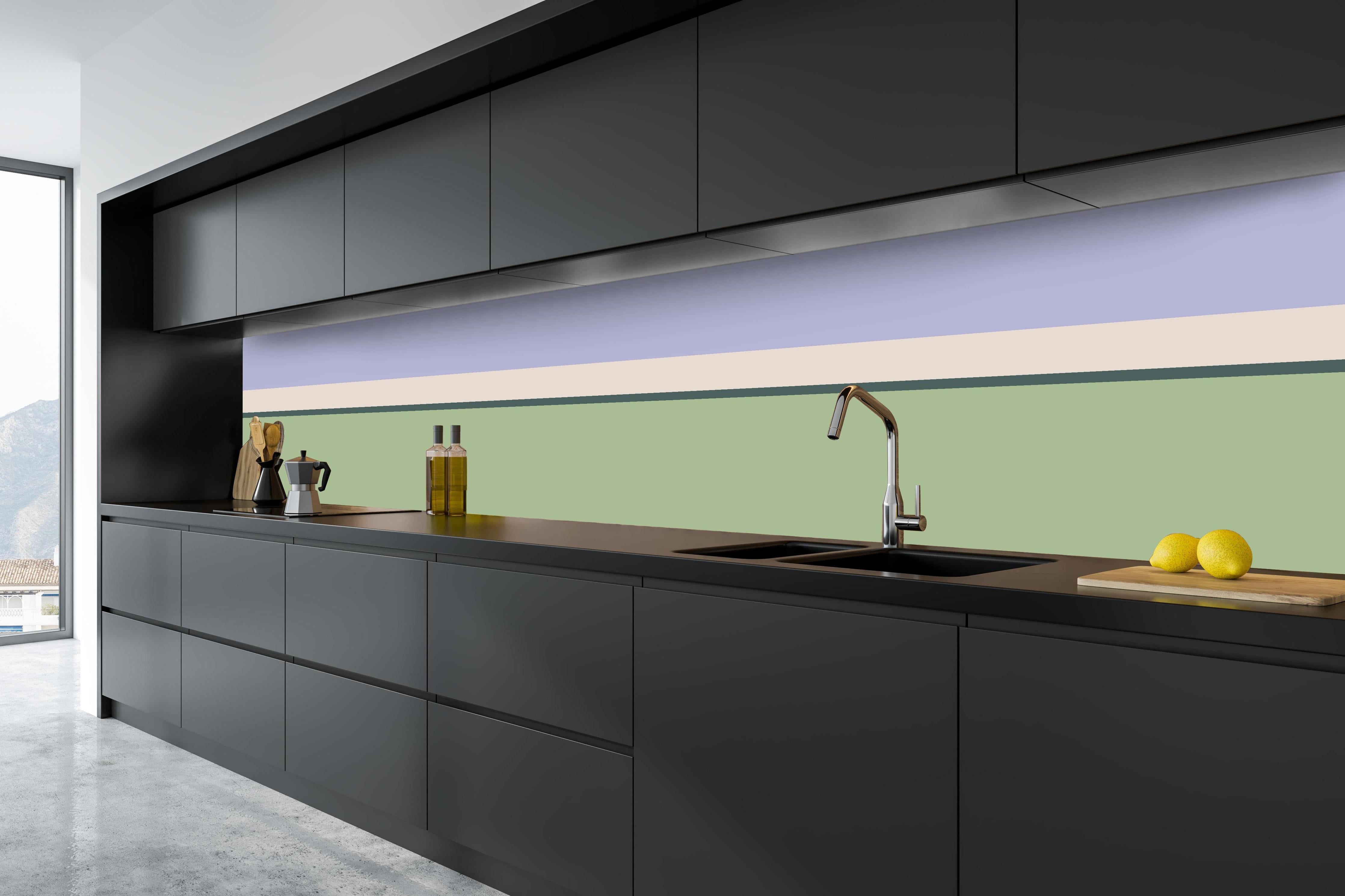 Küche - The Vintages - Horizontal - Colin hinter weißen Hochglanz-Küchenregalen und schwarzem Wasserhahn