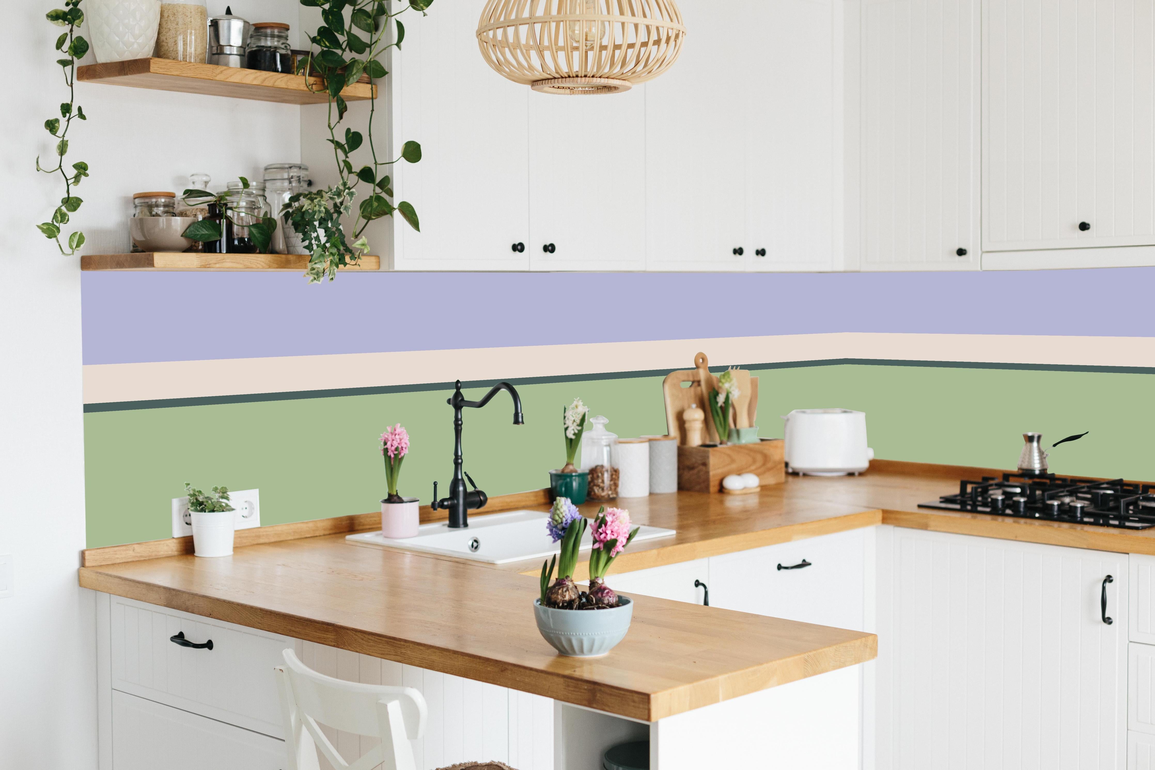 Küche - The Vintages - Horizontal - Colin hinter weißen Hochglanz-Küchenregalen und schwarzem Wasserhahn