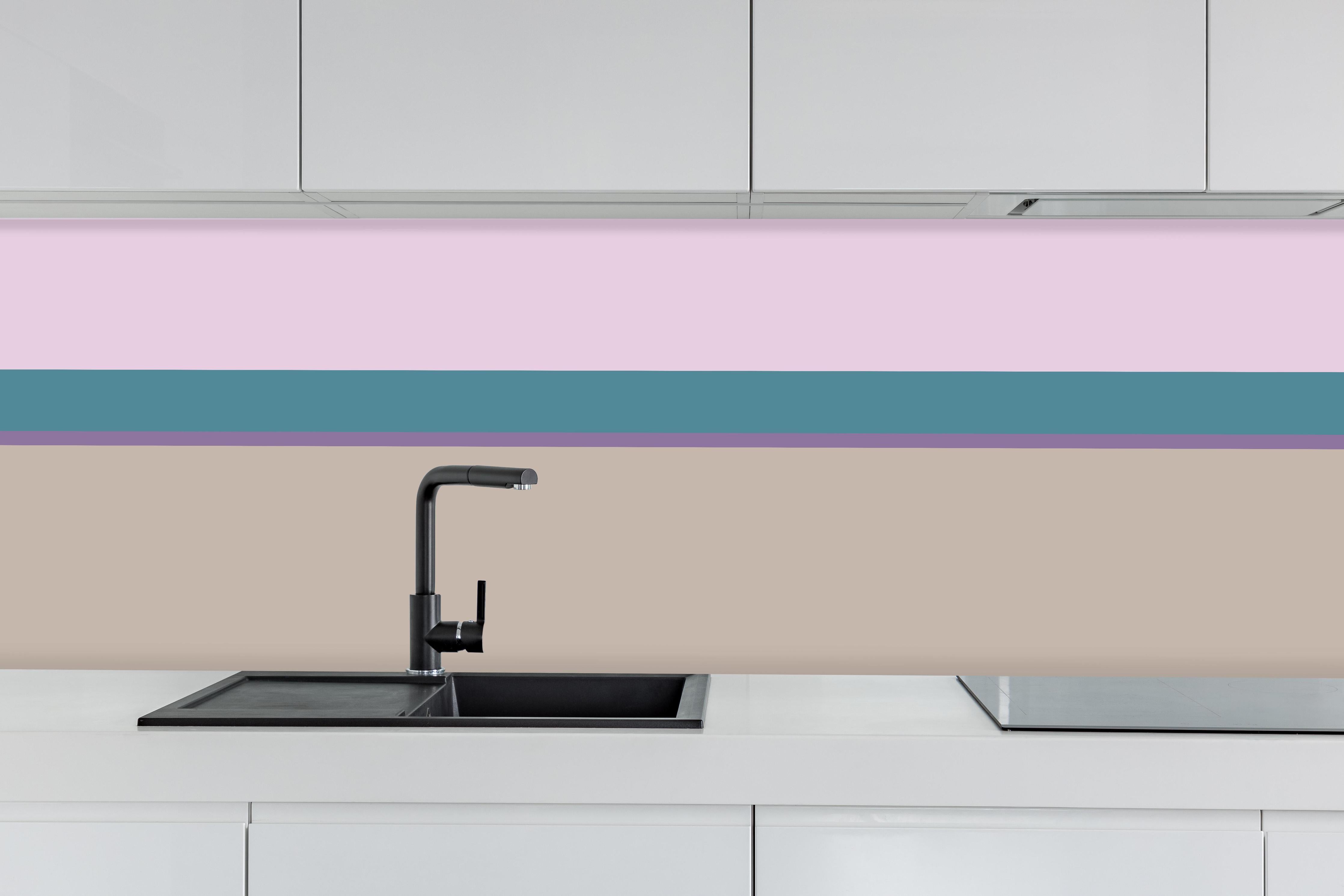 Küche - The Vintages - Horizontal - Daphne hinter weißen Hochglanz-Küchenregalen und schwarzem Wasserhahn