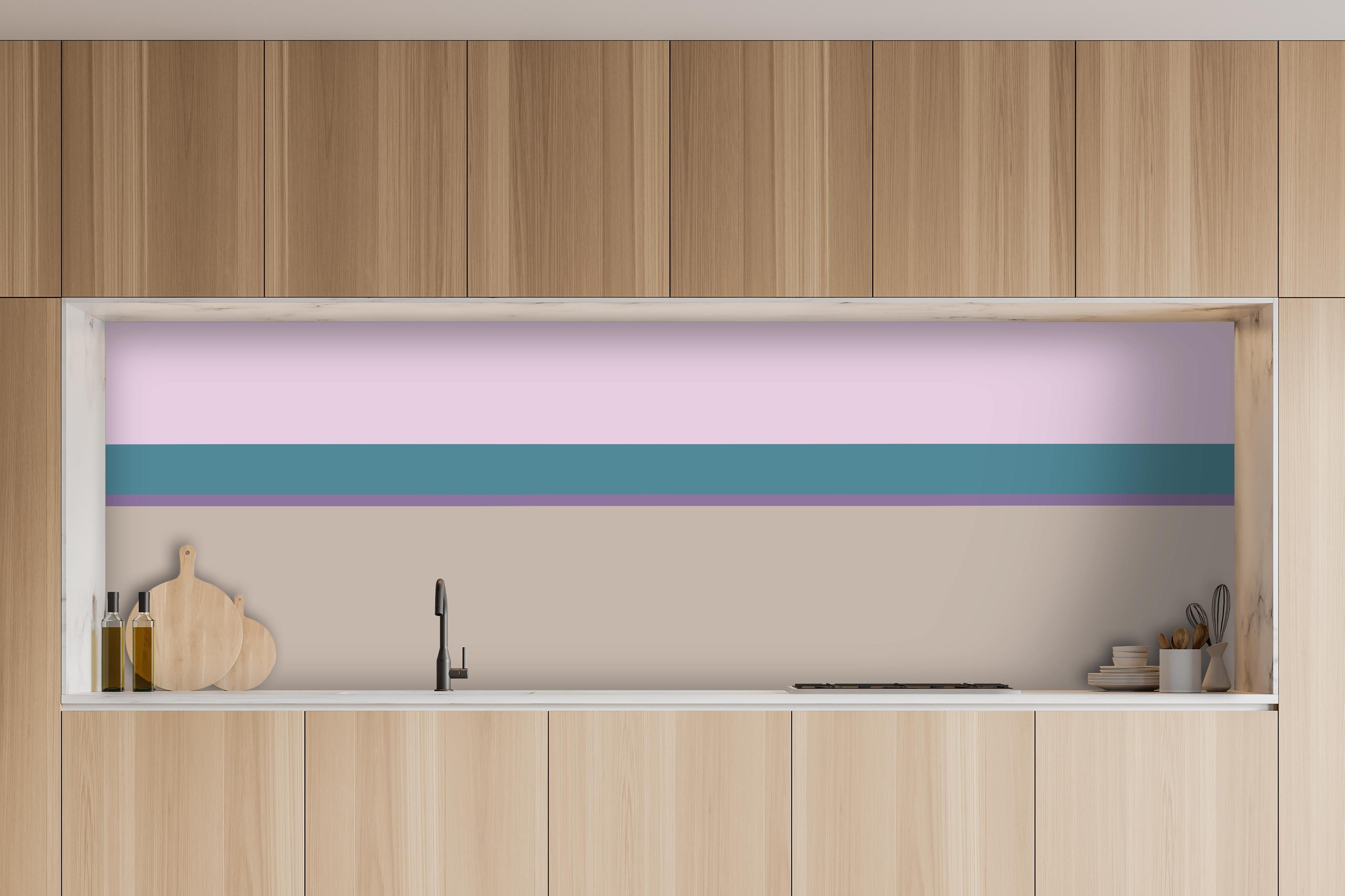 Küche - The Vintages - Horizontal - Daphne hinter weißen Hochglanz-Küchenregalen und schwarzem Wasserhahn