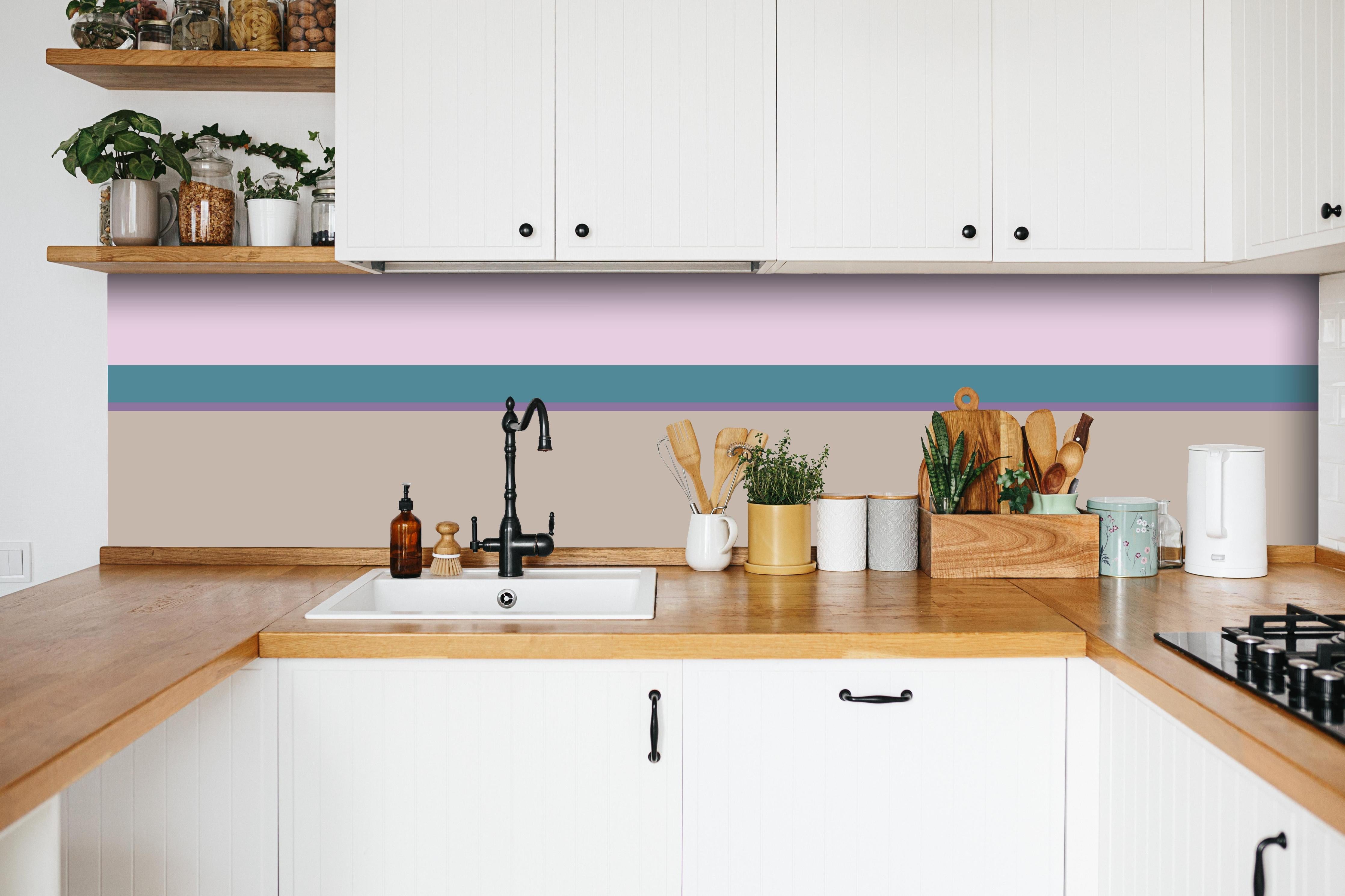 Küche - The Vintages - Horizontal - Daphne hinter weißen Hochglanz-Küchenregalen und schwarzem Wasserhahn