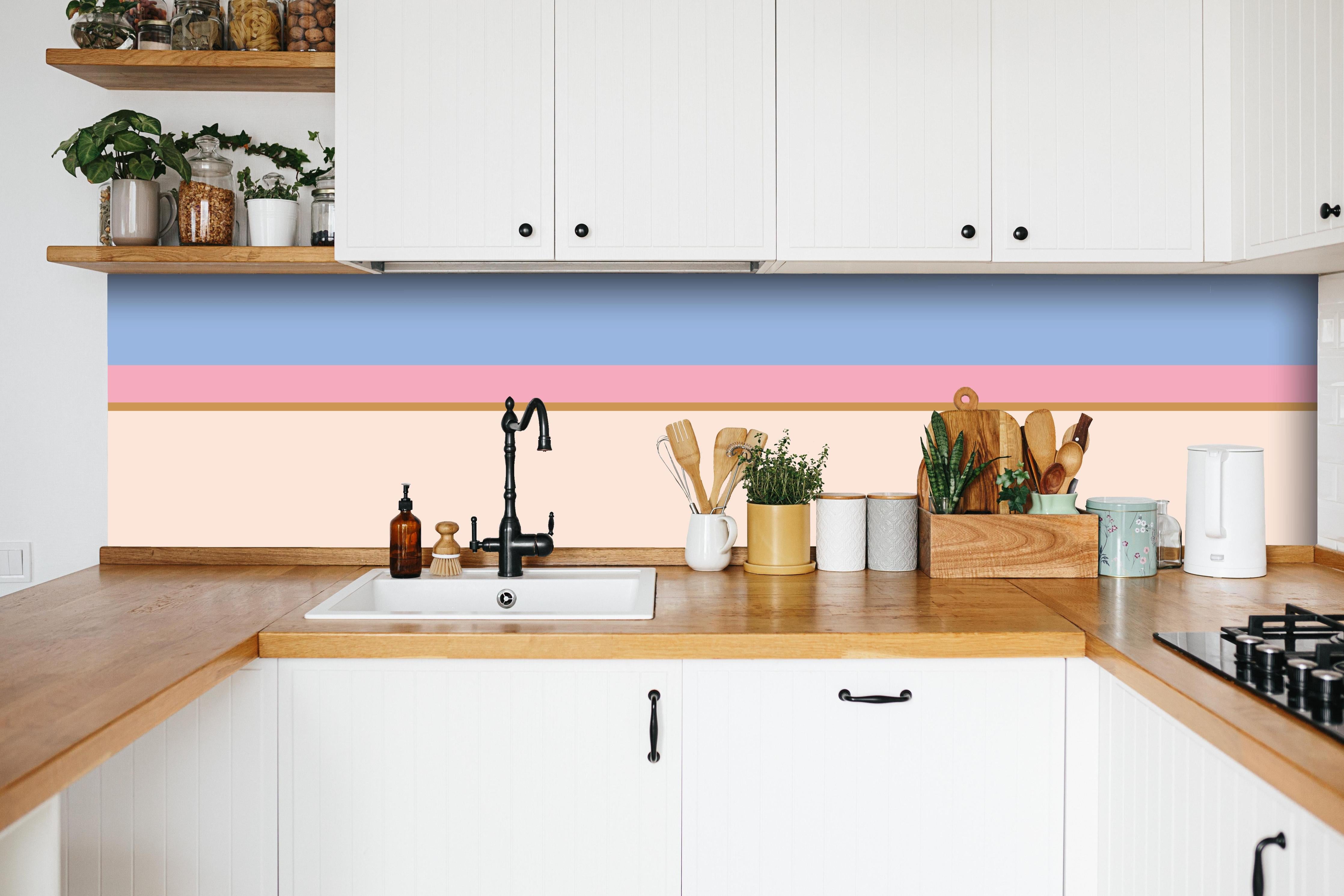 Küche - The Vintages - Horizontal - Eloise hinter weißen Hochglanz-Küchenregalen und schwarzem Wasserhahn