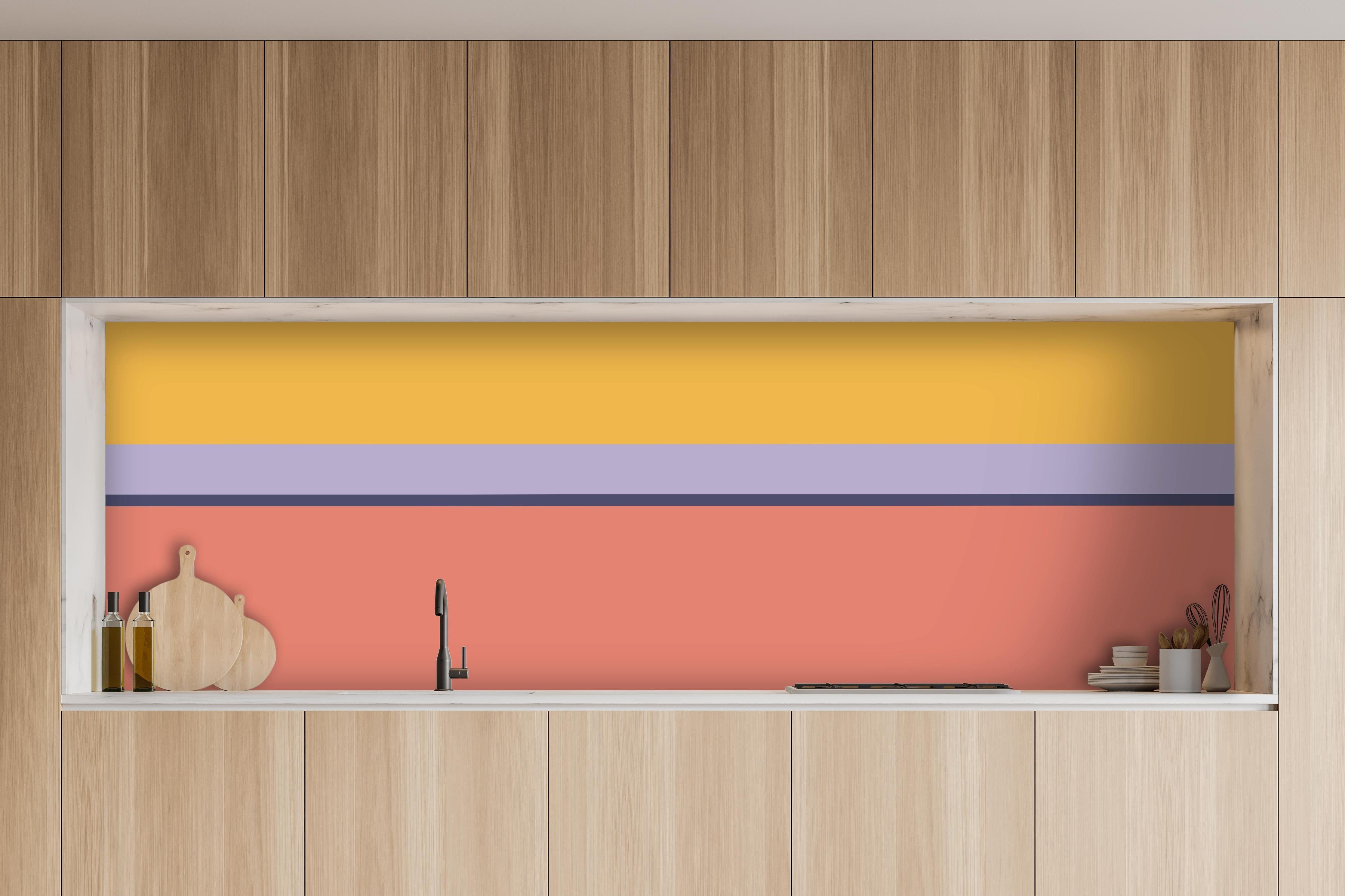 Küche - The Vintages - Horizontal - Penelope hinter weißen Hochglanz-Küchenregalen und schwarzem Wasserhahn