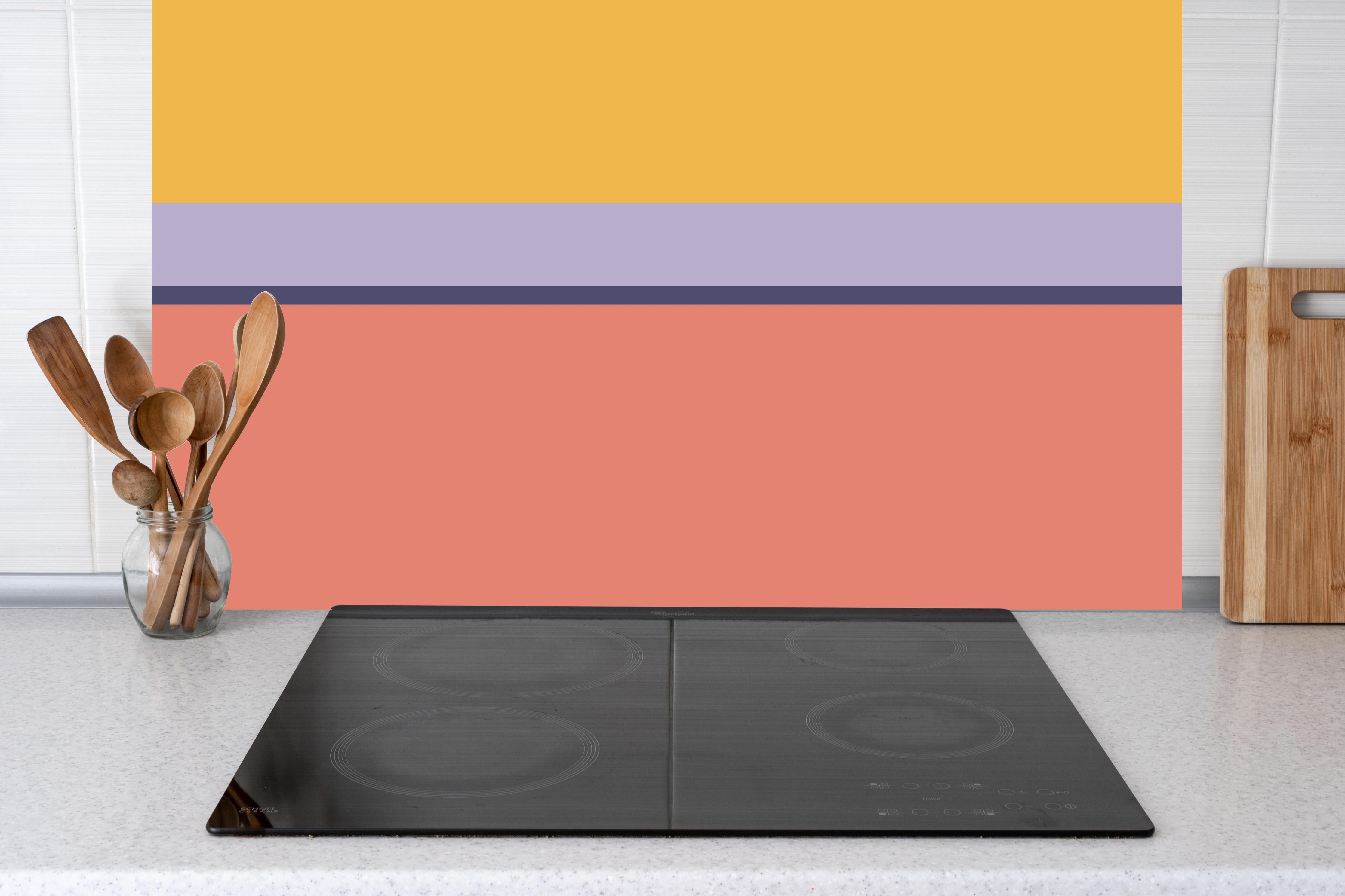 Küche - The Vintages - Horizontal - Penelope hinter weißen Hochglanz-Küchenregalen und schwarzem Wasserhahn