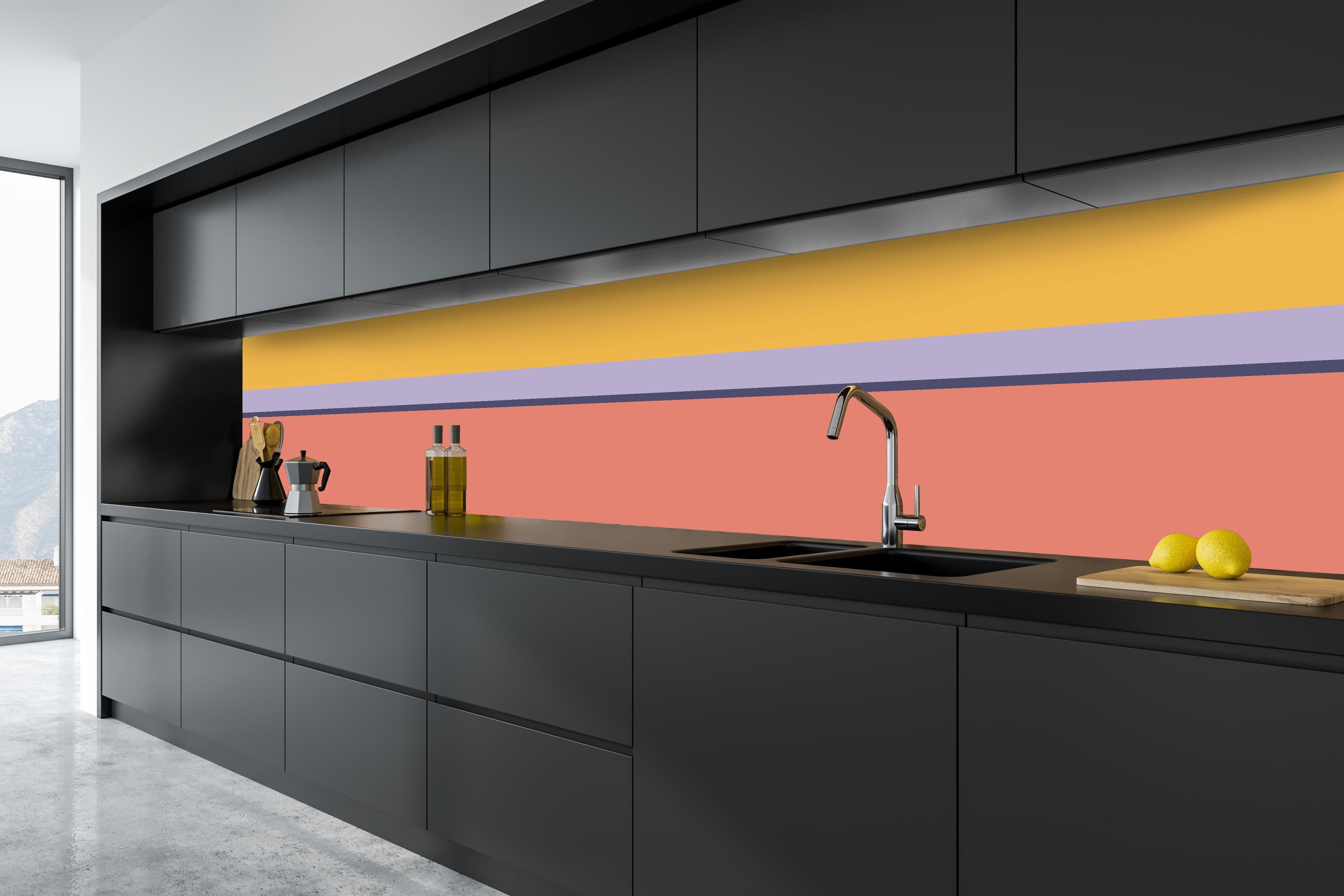 Küche - The Vintages - Horizontal - Penelope hinter weißen Hochglanz-Küchenregalen und schwarzem Wasserhahn