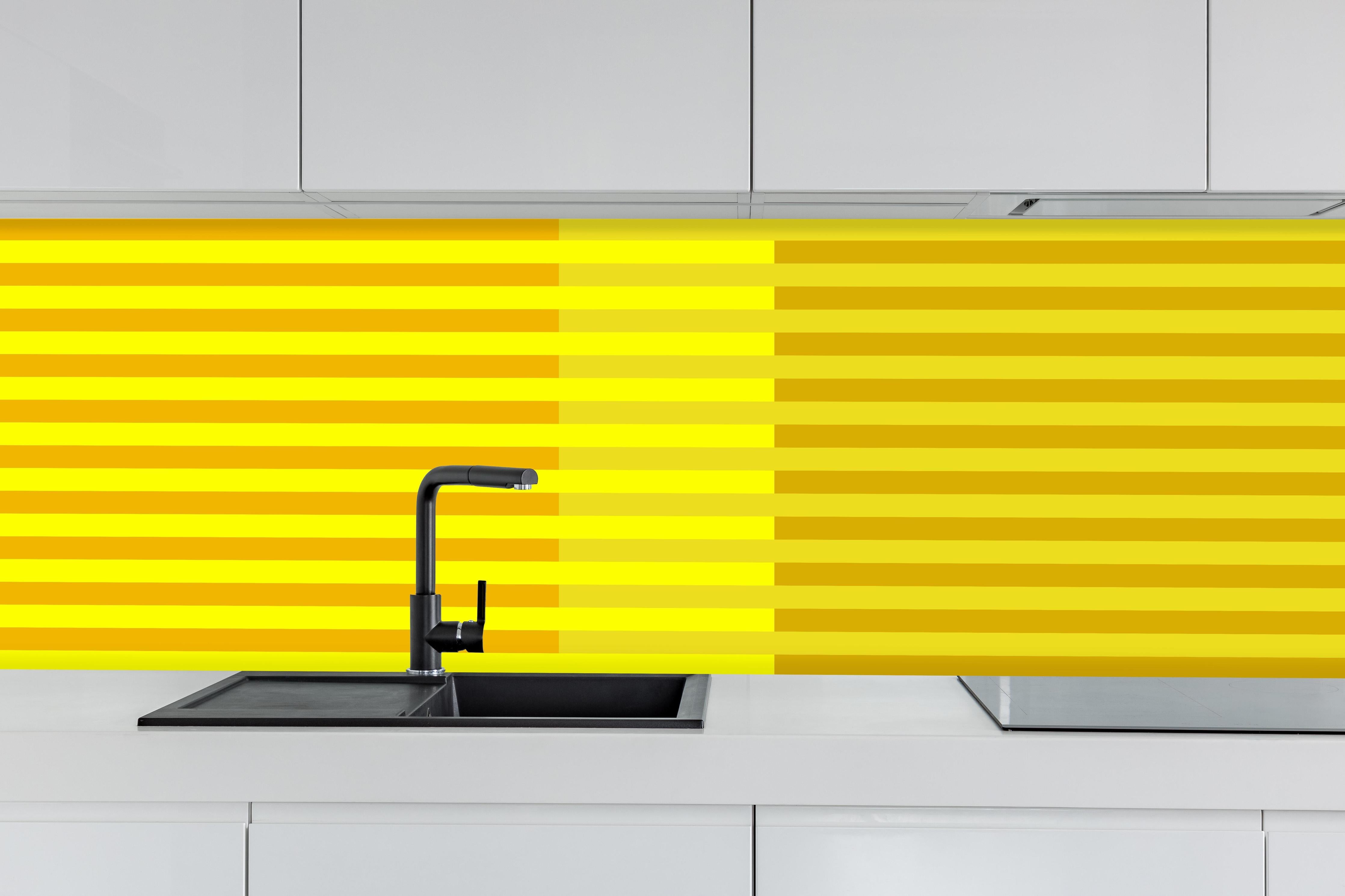 Küche - The Yellows - Multy Stripes - Lemon hinter weißen Hochglanz-Küchenregalen und schwarzem Wasserhahn