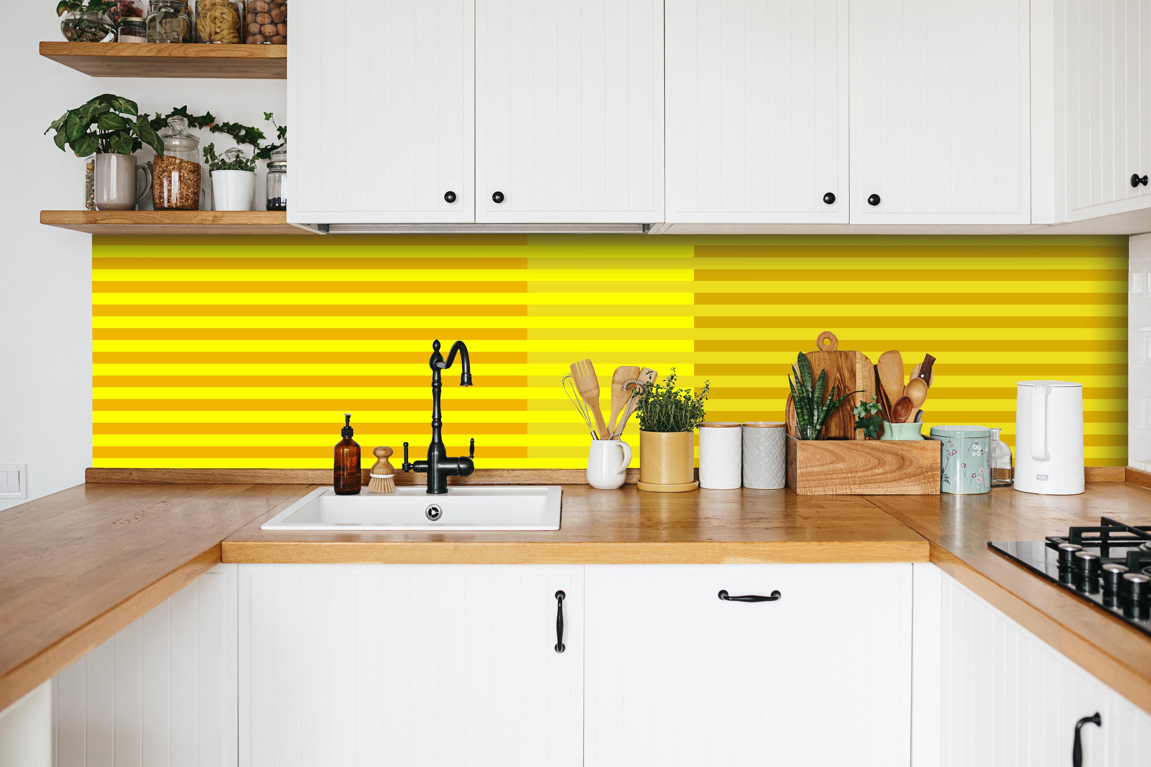 Küche - The Yellows - Multy Stripes - Lemon hinter weißen Hochglanz-Küchenregalen und schwarzem Wasserhahn