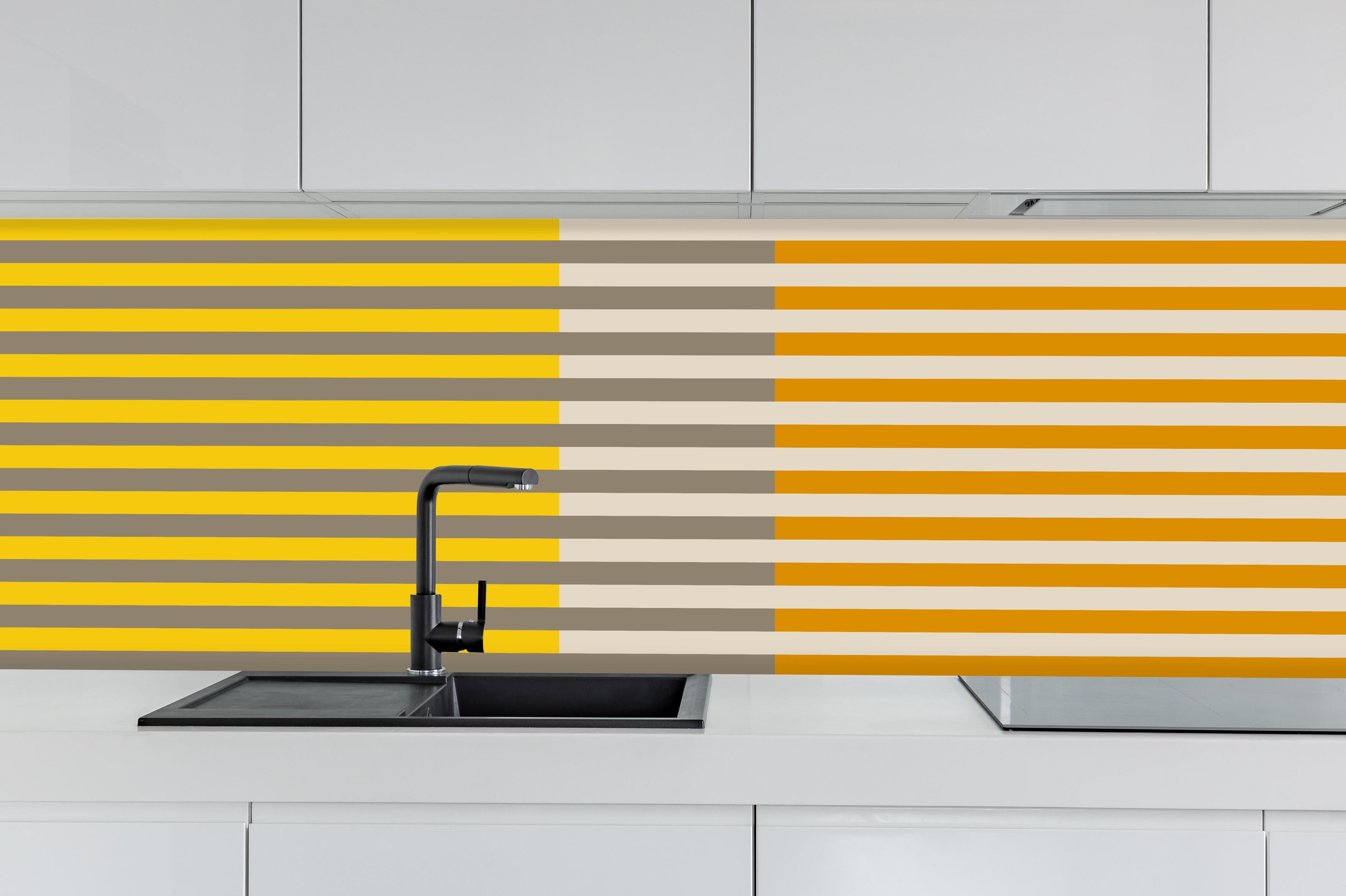 Küche - The Yellows - Multy Stripes - Saffron hinter weißen Hochglanz-Küchenregalen und schwarzem Wasserhahn