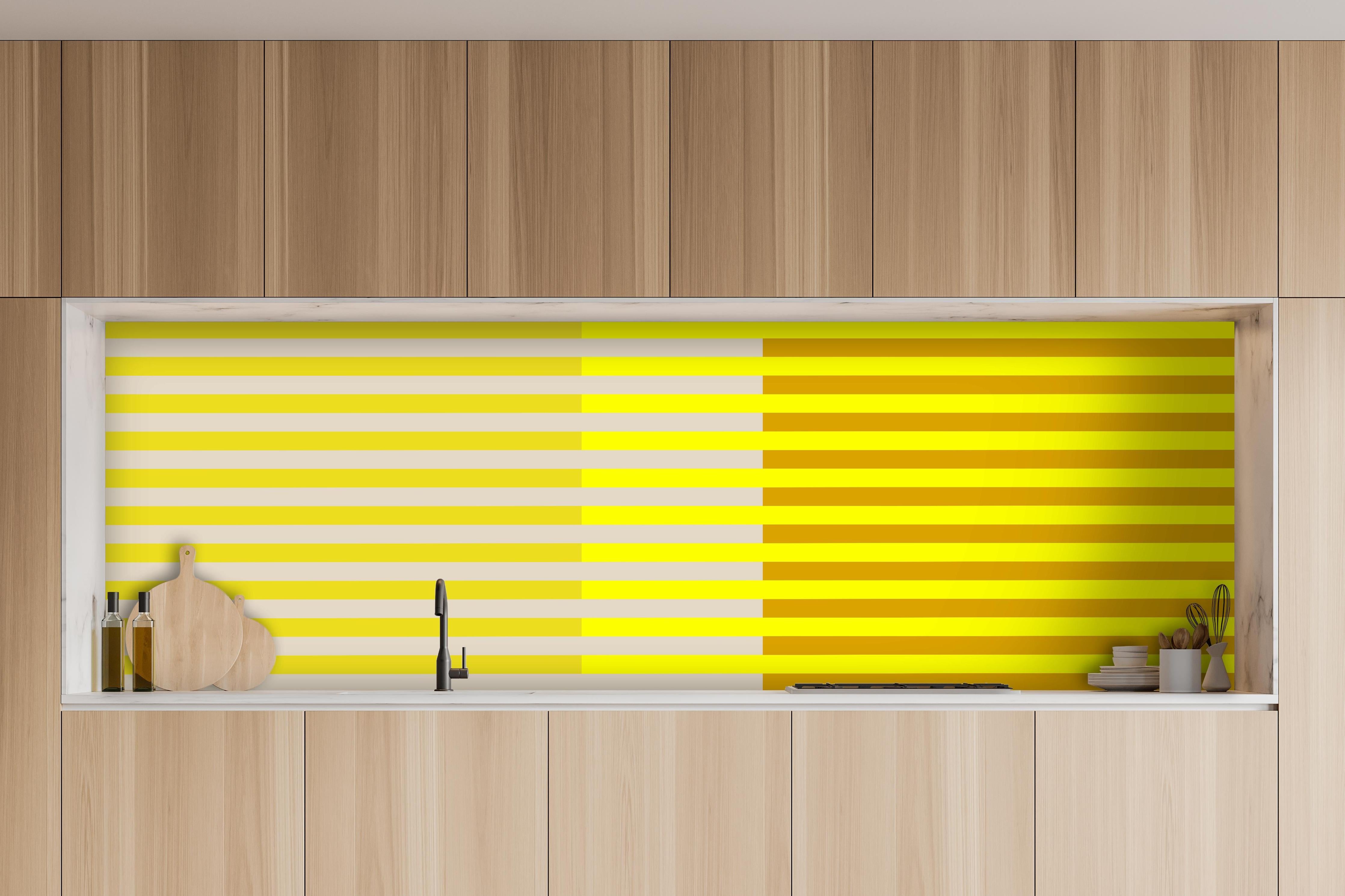 Küche - The Yellows - Multy Stripes - Vanilla hinter weißen Hochglanz-Küchenregalen und schwarzem Wasserhahn