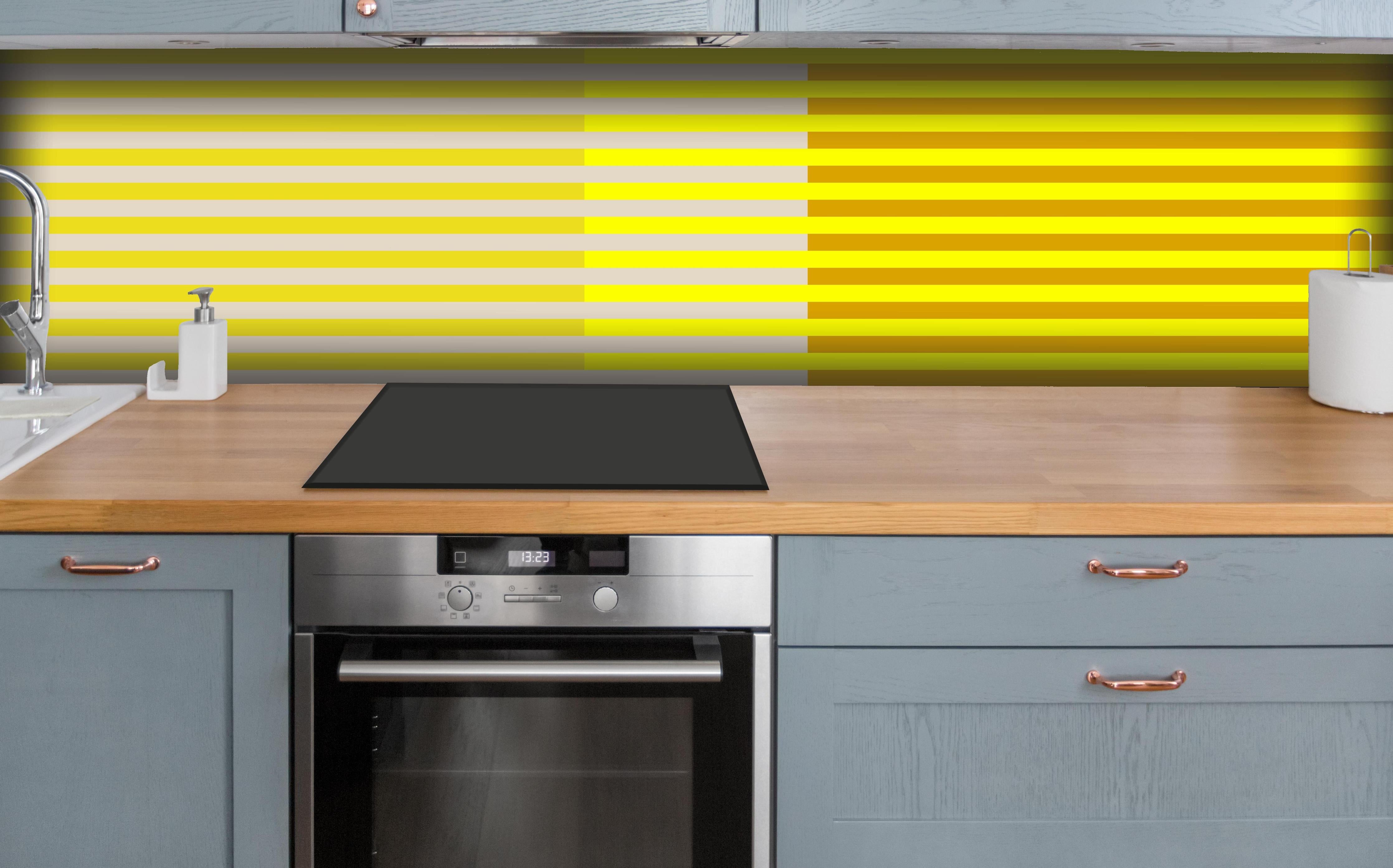 Küche - The Yellows - Multy Stripes - Vanilla hinter weißen Hochglanz-Küchenregalen und schwarzem Wasserhahn