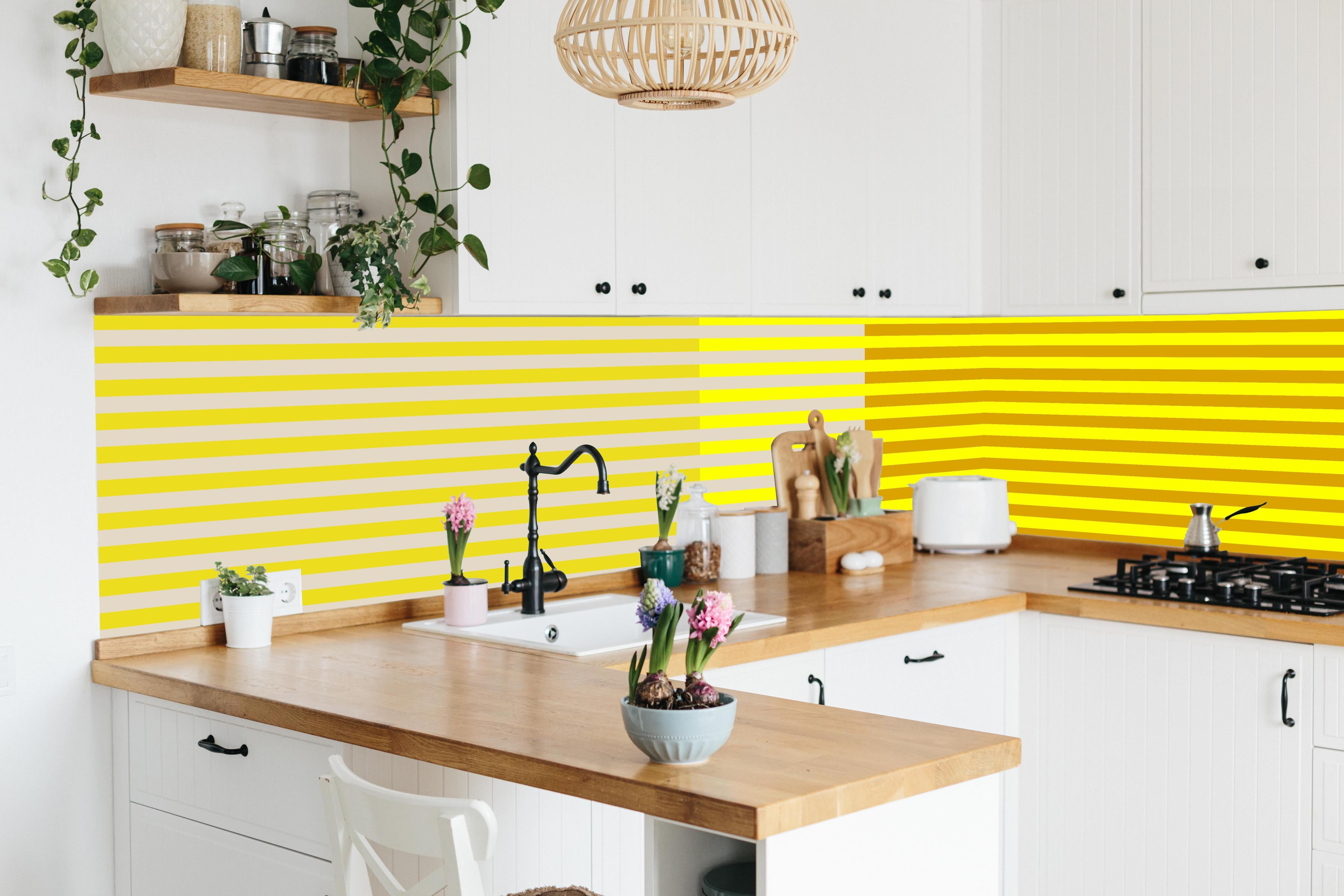 Küche - The Yellows - Multy Stripes - Vanilla hinter weißen Hochglanz-Küchenregalen und schwarzem Wasserhahn