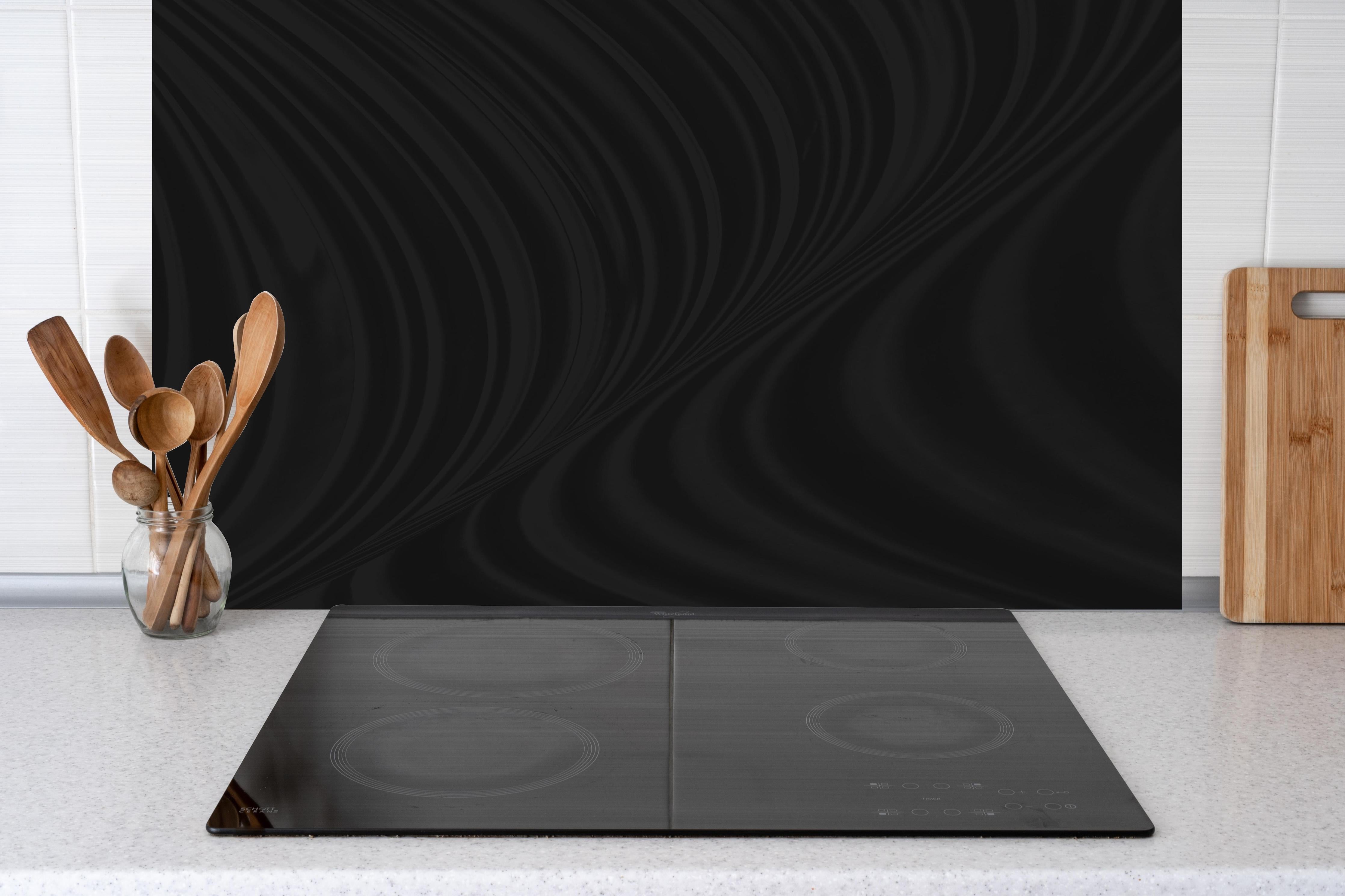 Küche - Tiefe Schwarz Abstrakte Wellentextur hinter weißen Hochglanz-Küchenregalen und schwarzem Wasserhahn