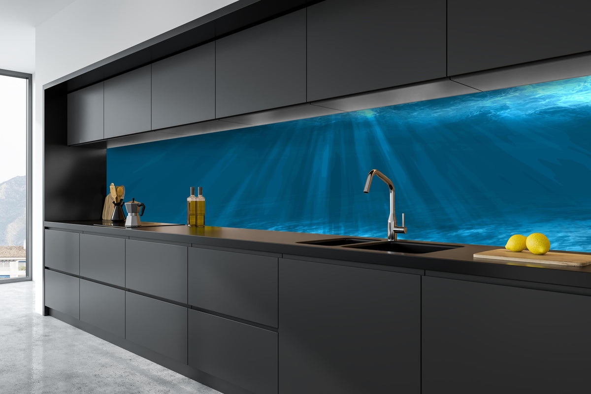 Küche - Tiefsee Blau Unterwasserwelt hinter weißen Hochglanz-Küchenregalen und schwarzem Wasserhahn