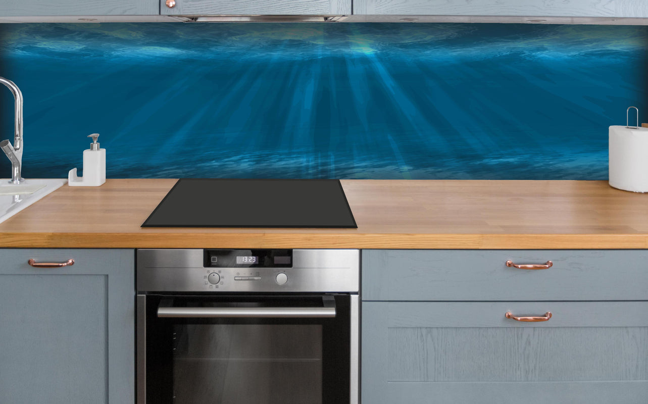 Küche - Tiefsee Blau Unterwasserwelt hinter weißen Hochglanz-Küchenregalen und schwarzem Wasserhahn