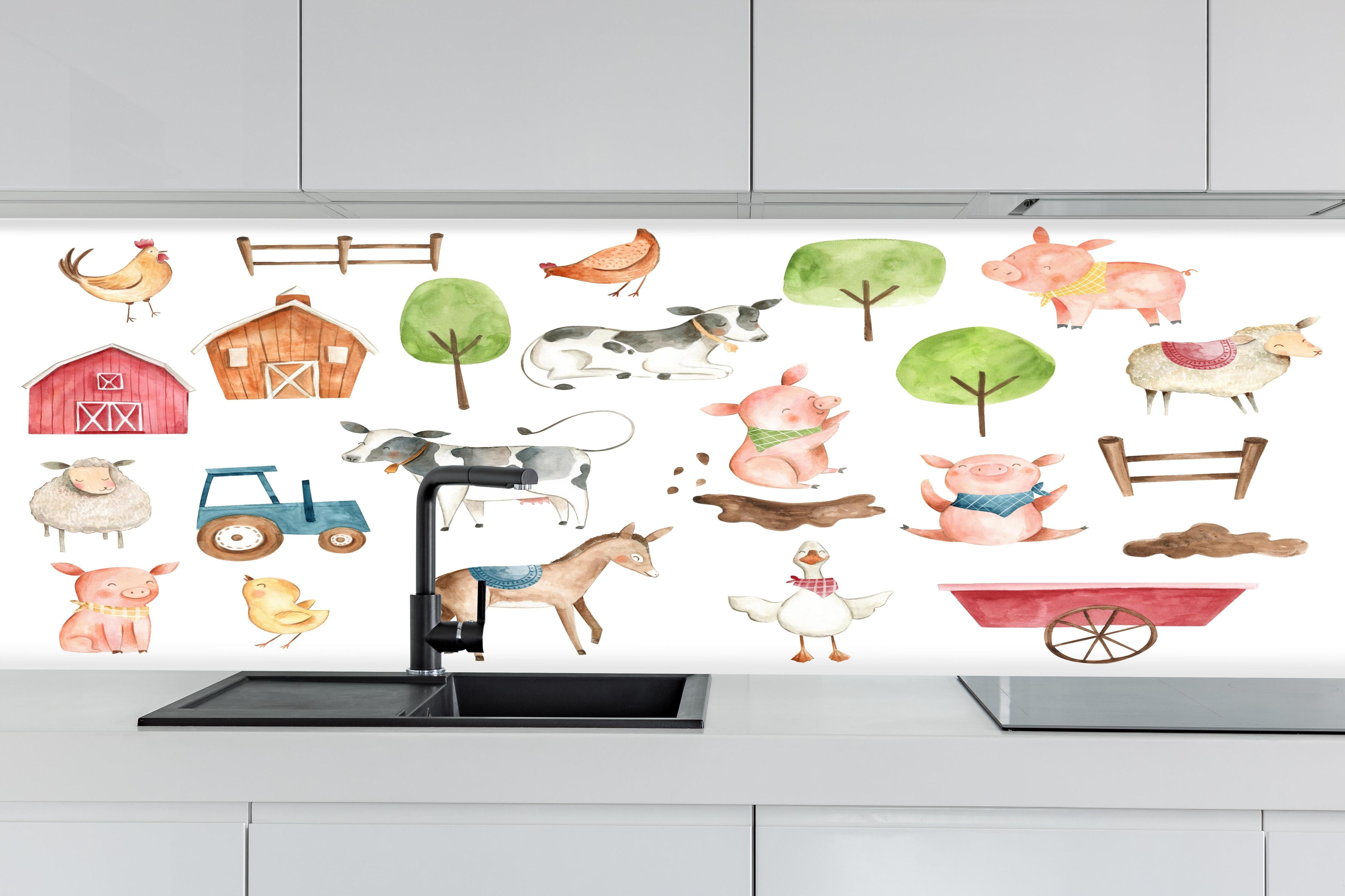 Küche - Tier Motiv - Bauernhof hinter weißen Hochglanz-Küchenregalen und schwarzem Wasserhahn
