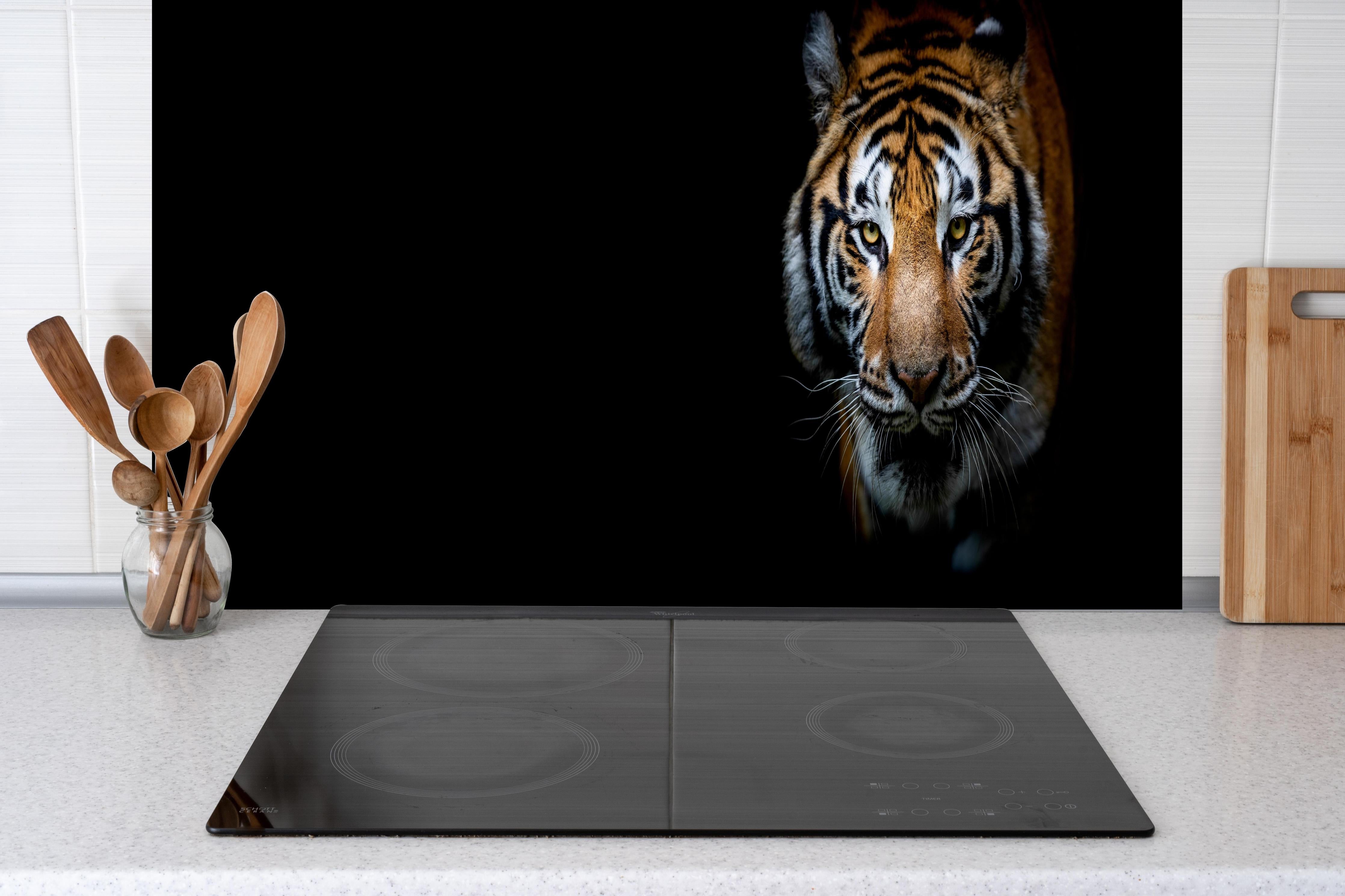 Küche - Tiger auf schwarzem Hintergrund hinter weißen Hochglanz-Küchenregalen und schwarzem Wasserhahn
