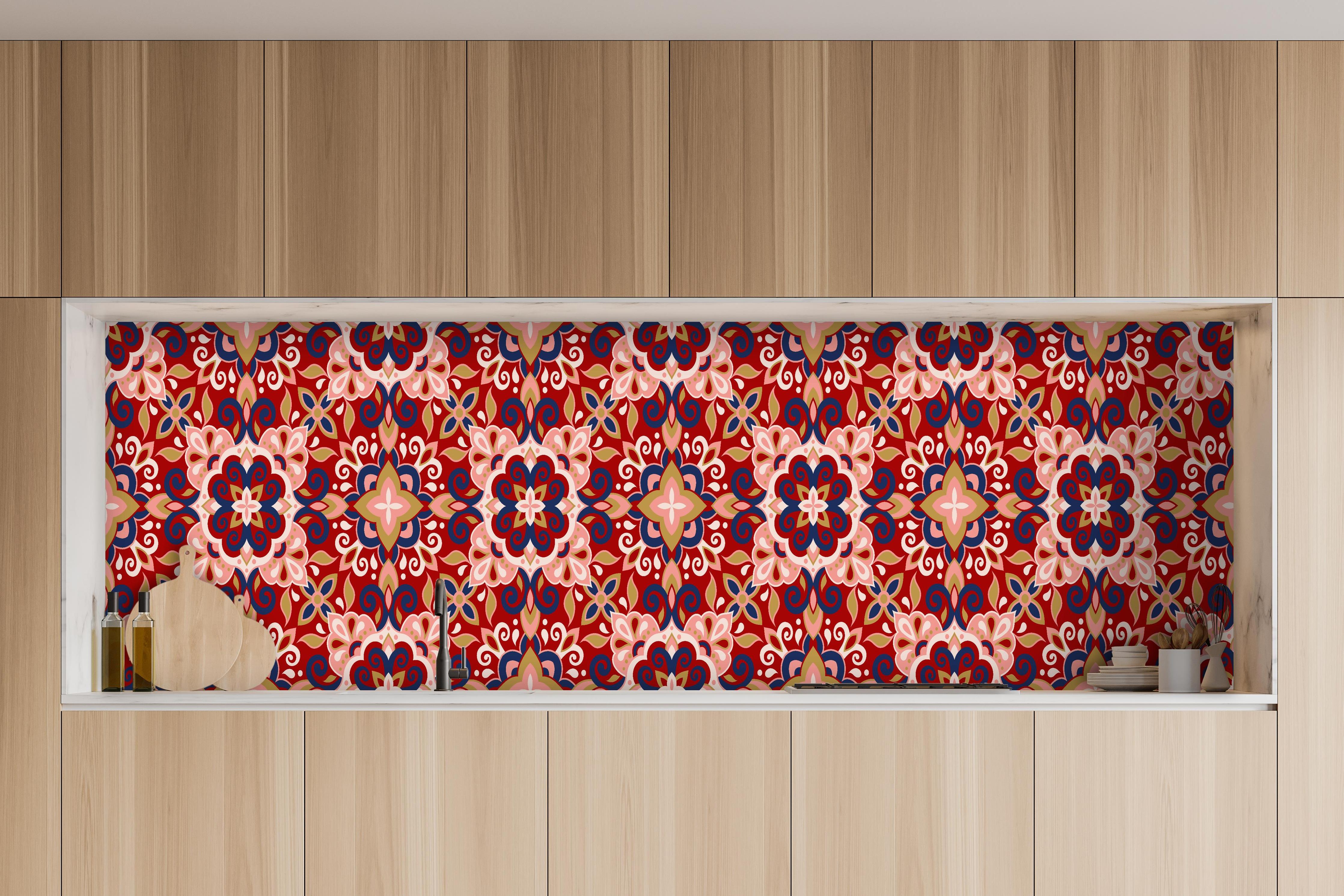 Küche - Traditionelles Orientalisch Geometrisches Muster hinter weißen Hochglanz-Küchenregalen und schwarzem Wasserhahn