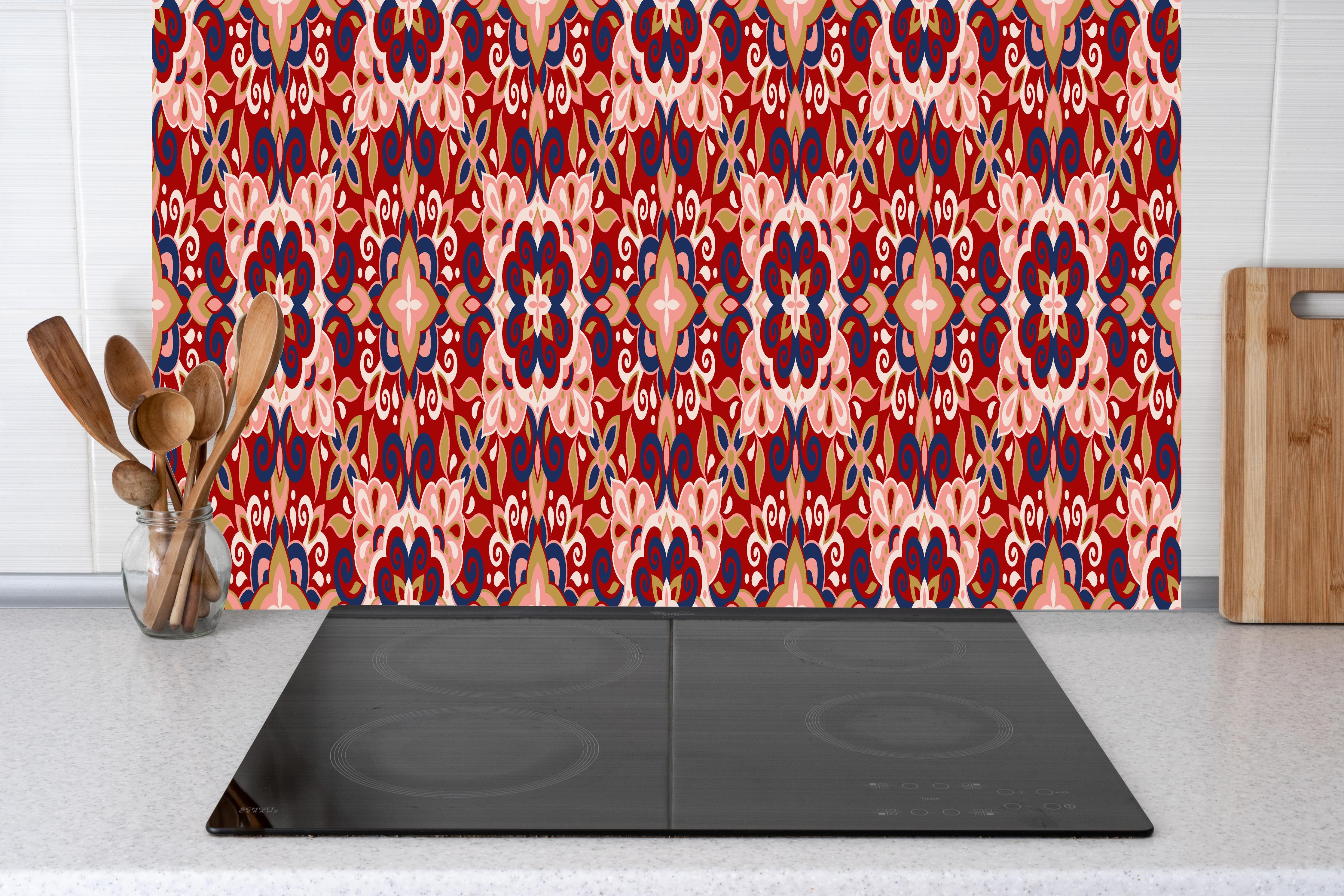 Küche - Traditionelles Orientalisch Geometrisches Muster hinter weißen Hochglanz-Küchenregalen und schwarzem Wasserhahn