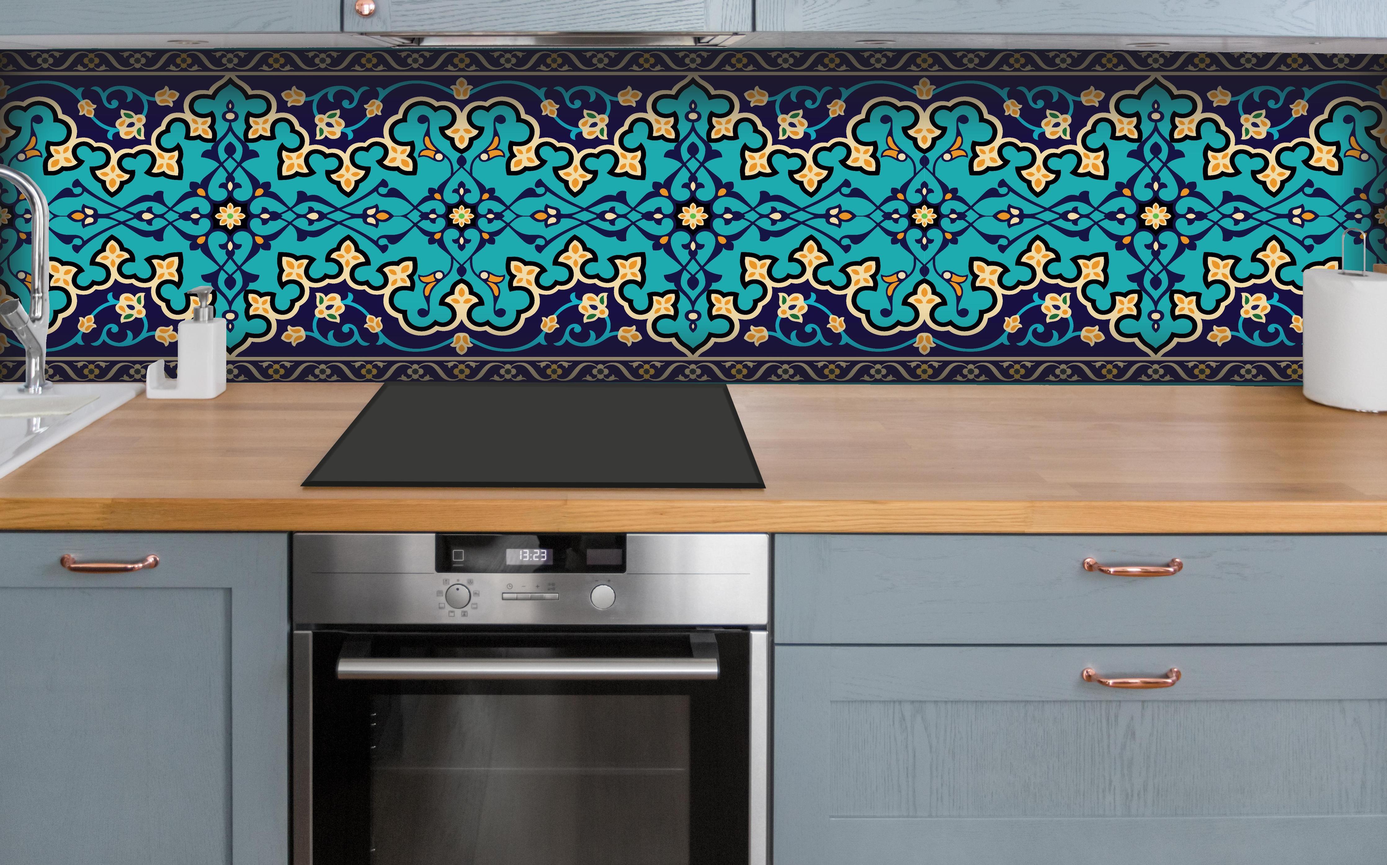 Küche - Traditionelles türkis-blaues Ornament Design hinter weißen Hochglanz-Küchenregalen und schwarzem Wasserhahn