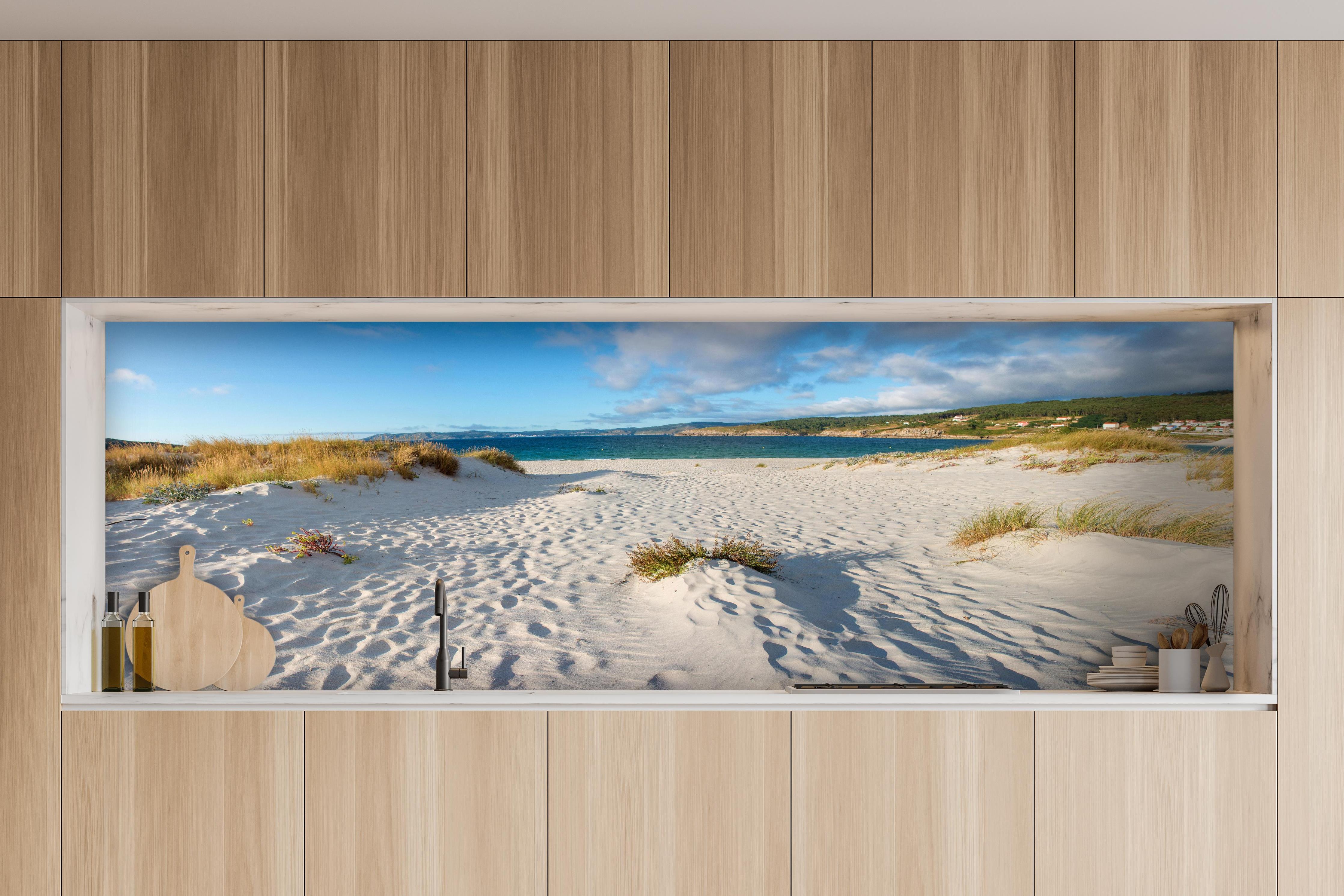 Küche - Traumhafte weiße Sanddünen mit sanftem Blau des Meeres und Himmel hinter weißen Hochglanz-Küchenregalen und schwarzem Wasserhahn