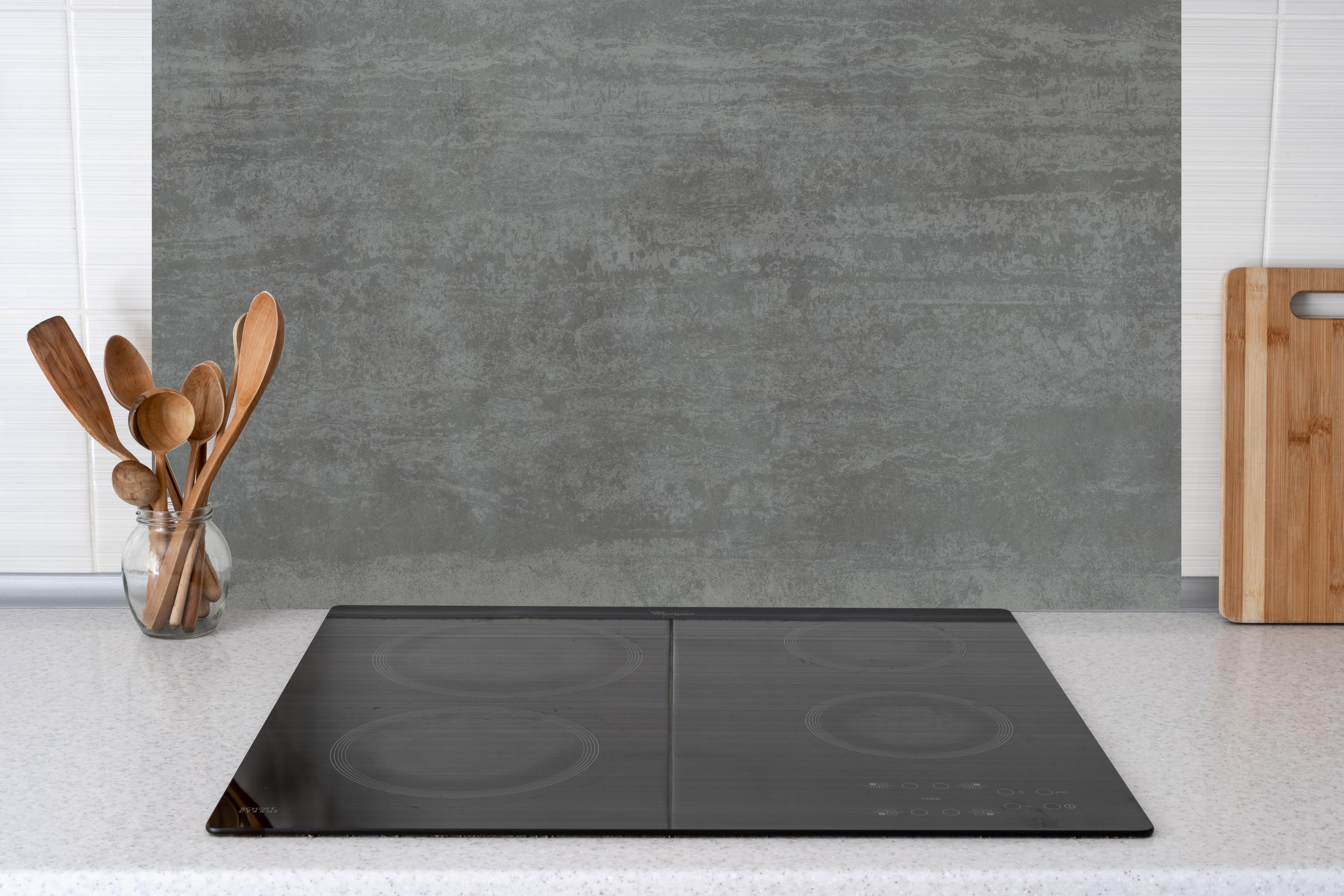 Küche - Travertino Marmor Textur hinter weißen Hochglanz-Küchenregalen und schwarzem Wasserhahn