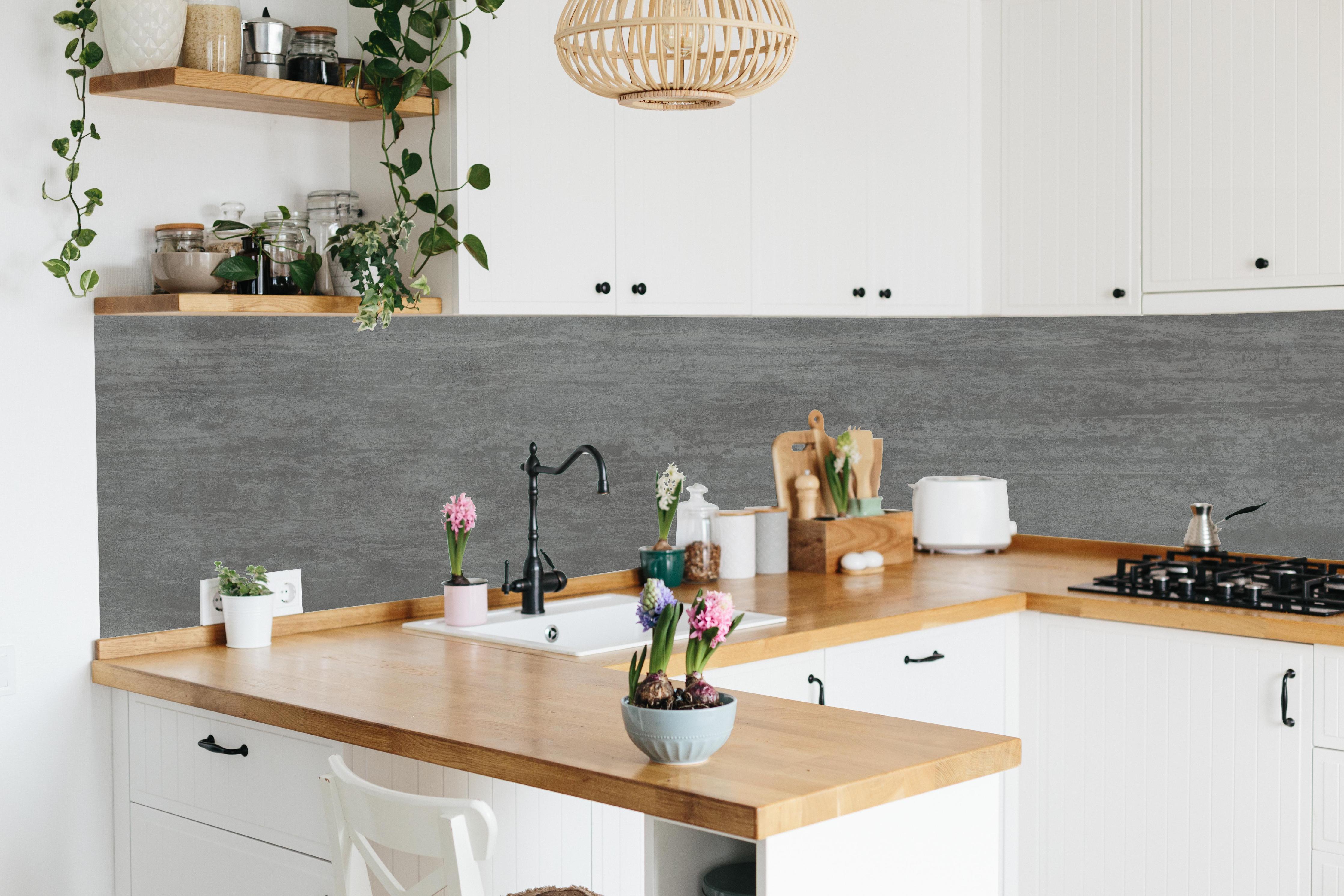 Küche - Travertino Marmor Textur hinter weißen Hochglanz-Küchenregalen und schwarzem Wasserhahn