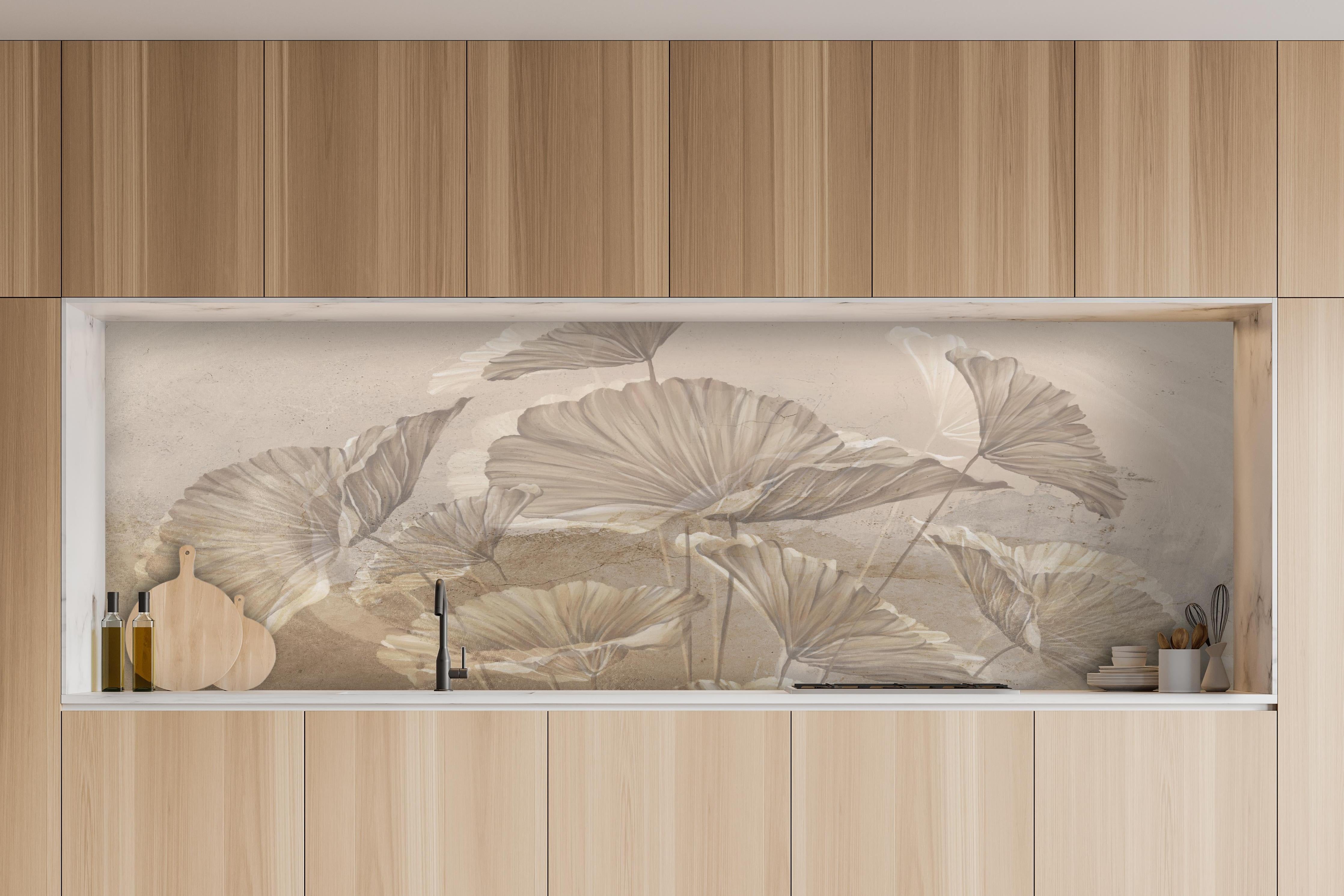 Küche - Tropische Blätter - Zeichnung hinter weißen Hochglanz-Küchenregalen und schwarzem Wasserhahn