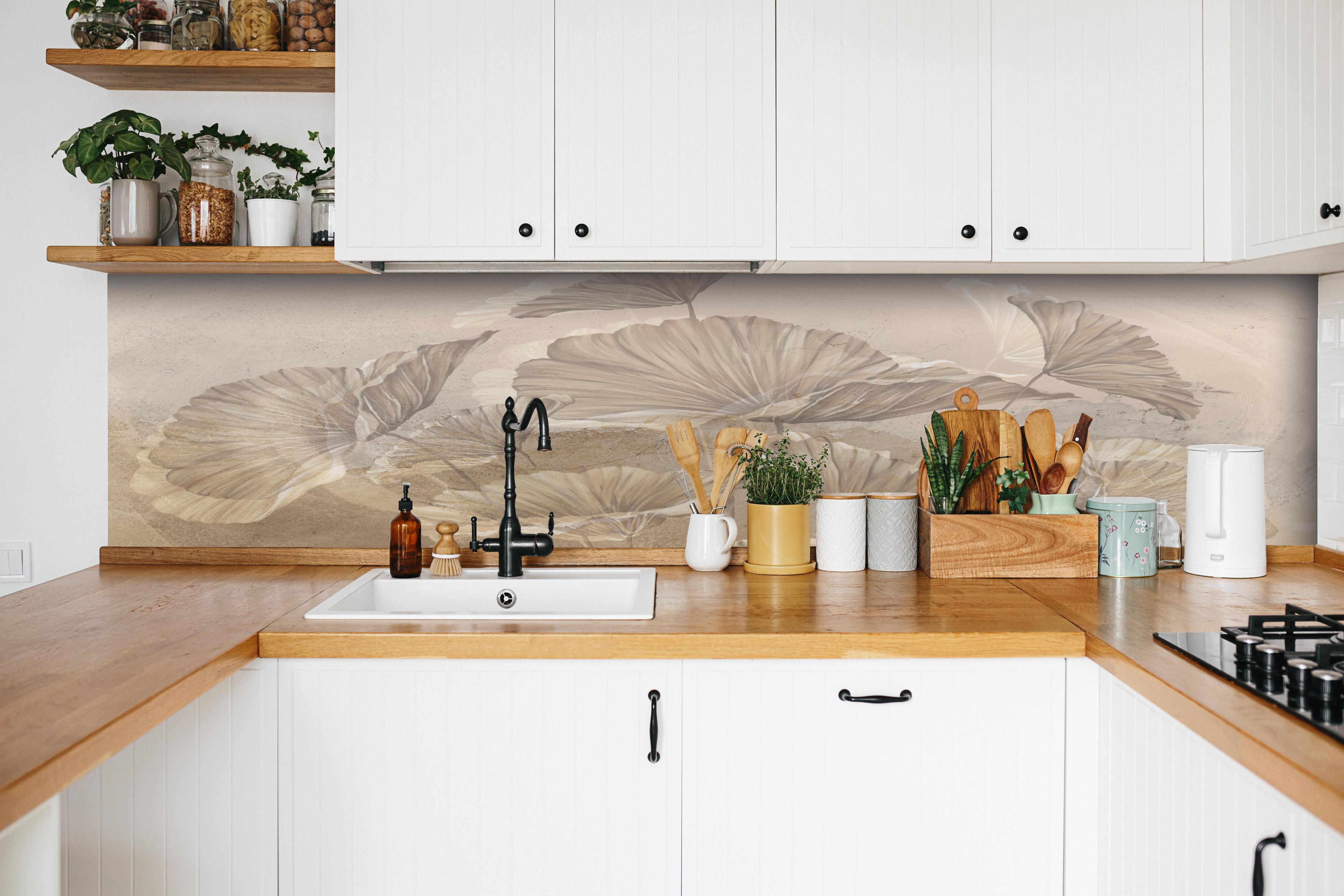 Küche - Tropische Blätter - Zeichnung hinter weißen Hochglanz-Küchenregalen und schwarzem Wasserhahn