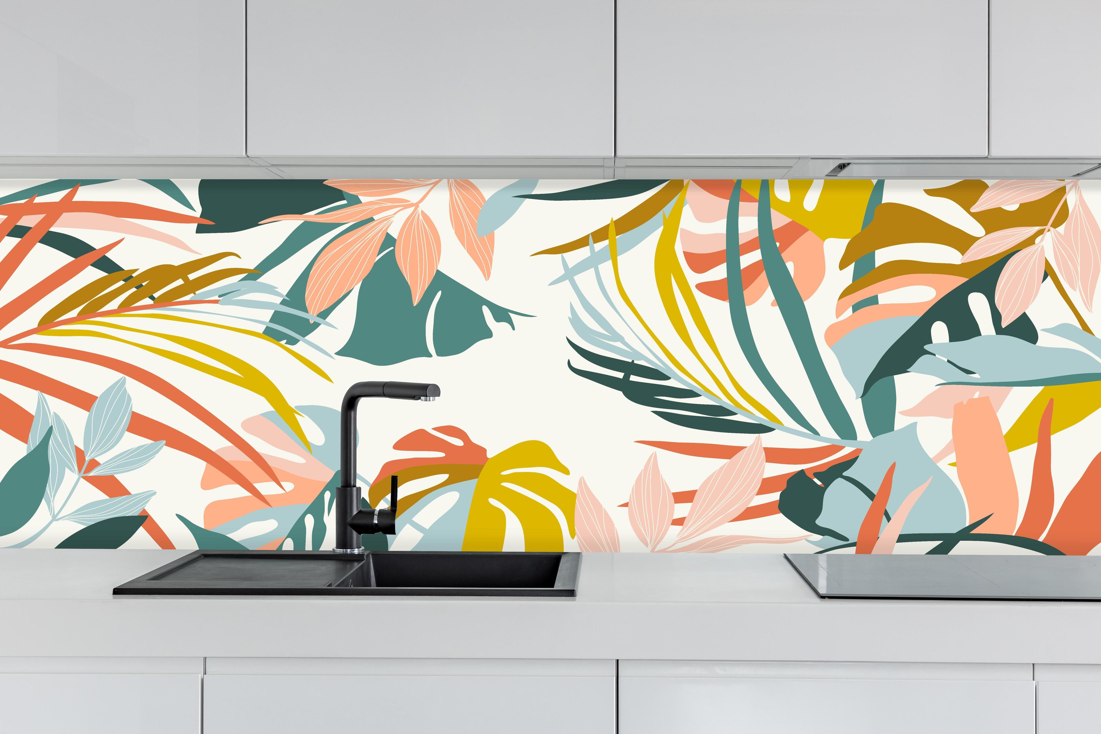 Küche - Tropische Blätter Pastellfarben Illustration hinter weißen Hochglanz-Küchenregalen und schwarzem Wasserhahn