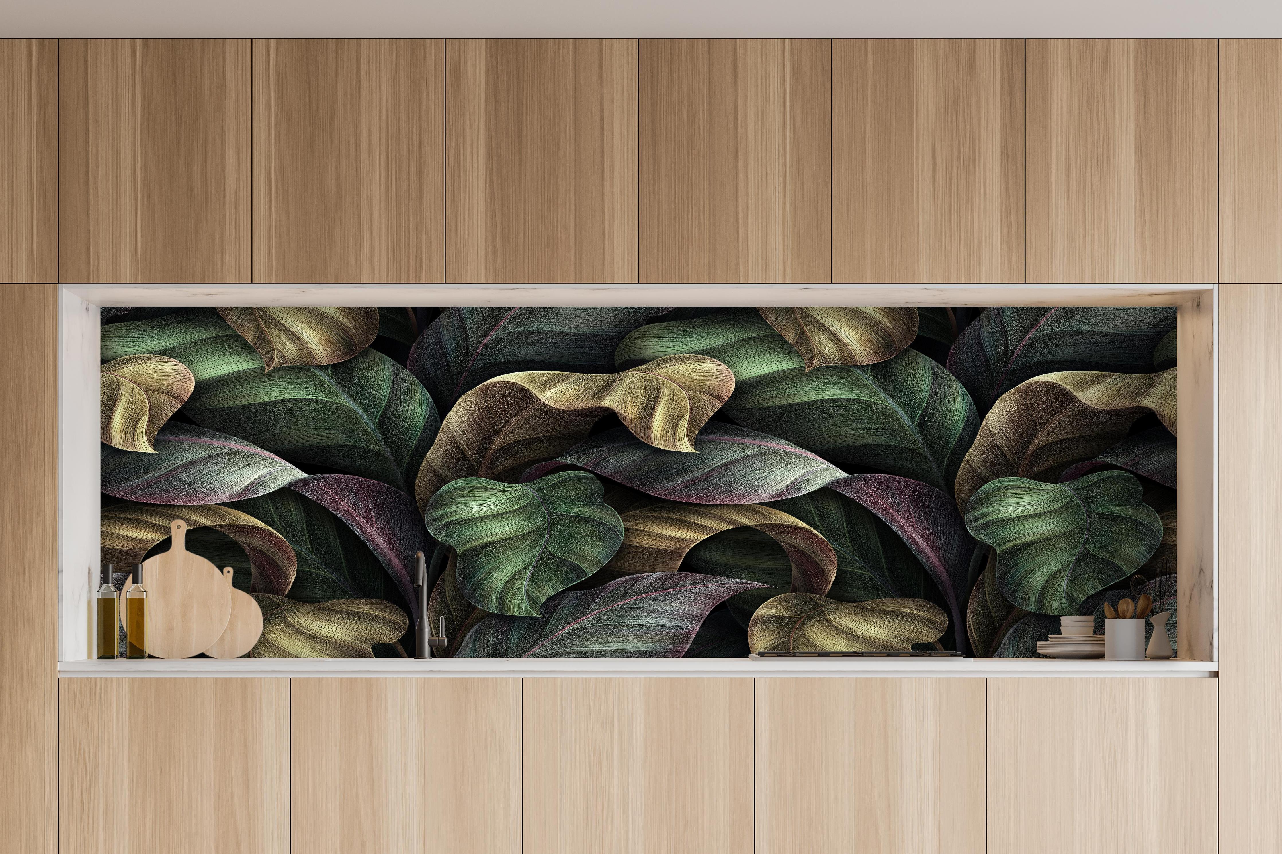 Küche - Tropische Blätter in Gold - Malerei hinter weißen Hochglanz-Küchenregalen und schwarzem Wasserhahn