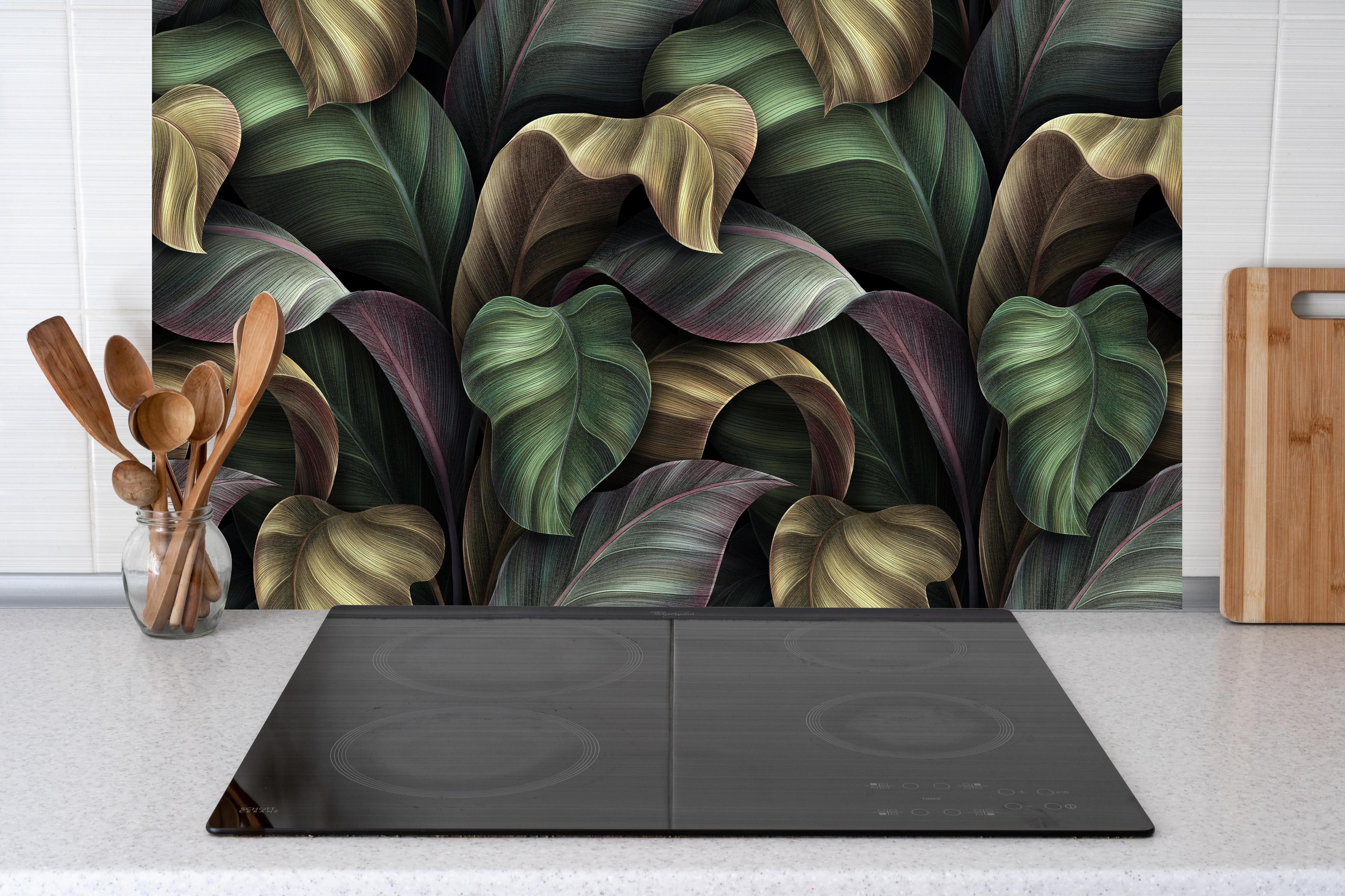 Küche - Tropische Blätter in Gold - Malerei hinter weißen Hochglanz-Küchenregalen und schwarzem Wasserhahn