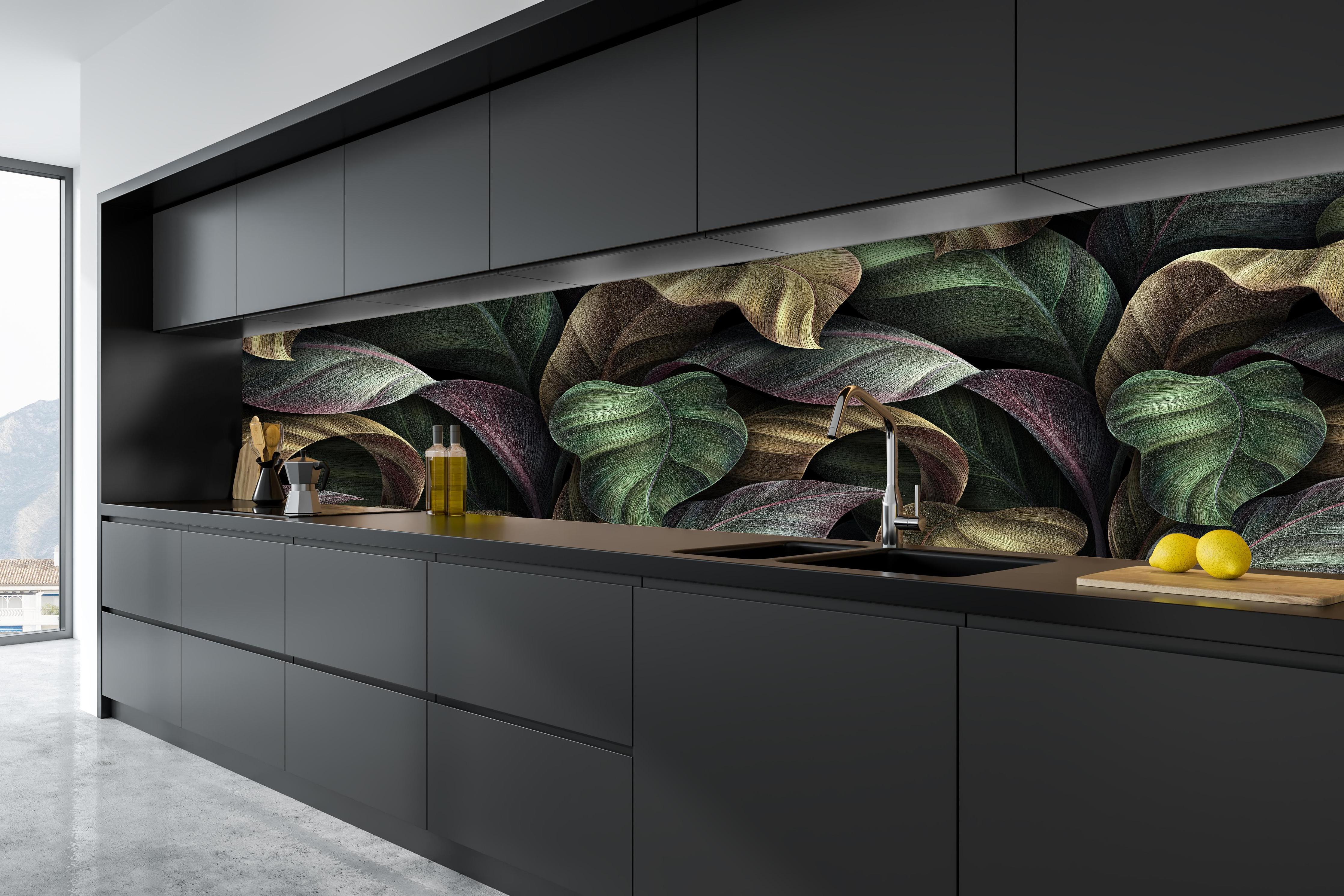 Küche - Tropische Blätter in Gold - Malerei hinter weißen Hochglanz-Küchenregalen und schwarzem Wasserhahn