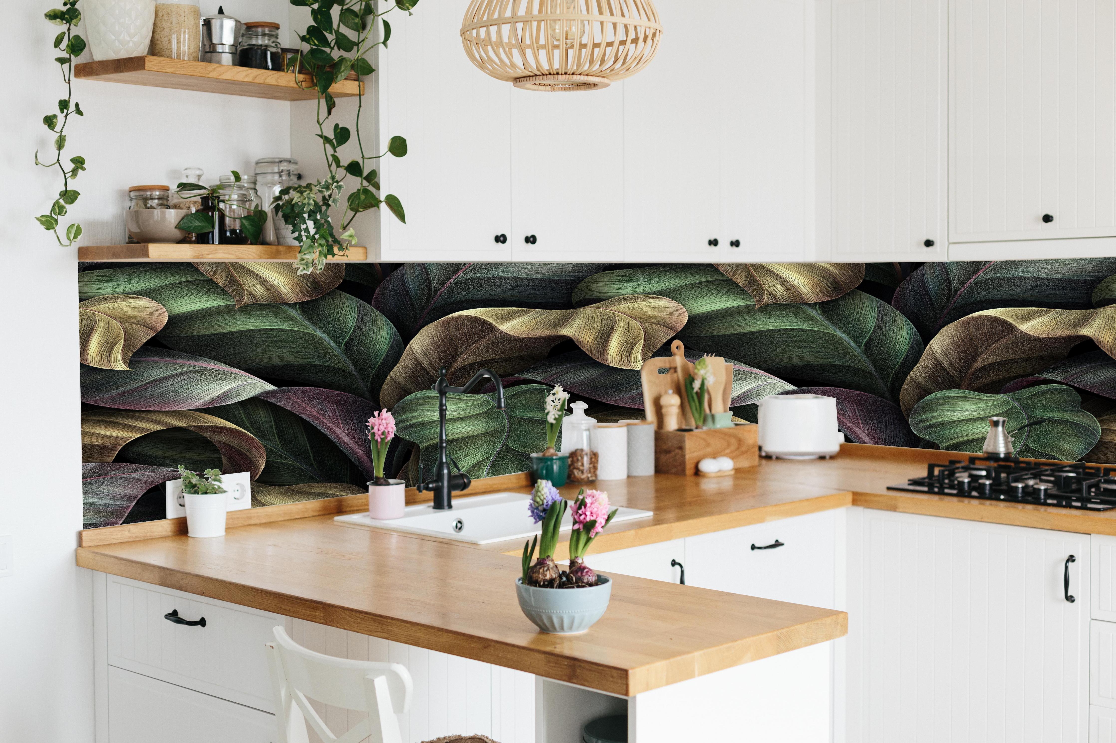 Küche - Tropische Blätter in Gold - Malerei hinter weißen Hochglanz-Küchenregalen und schwarzem Wasserhahn