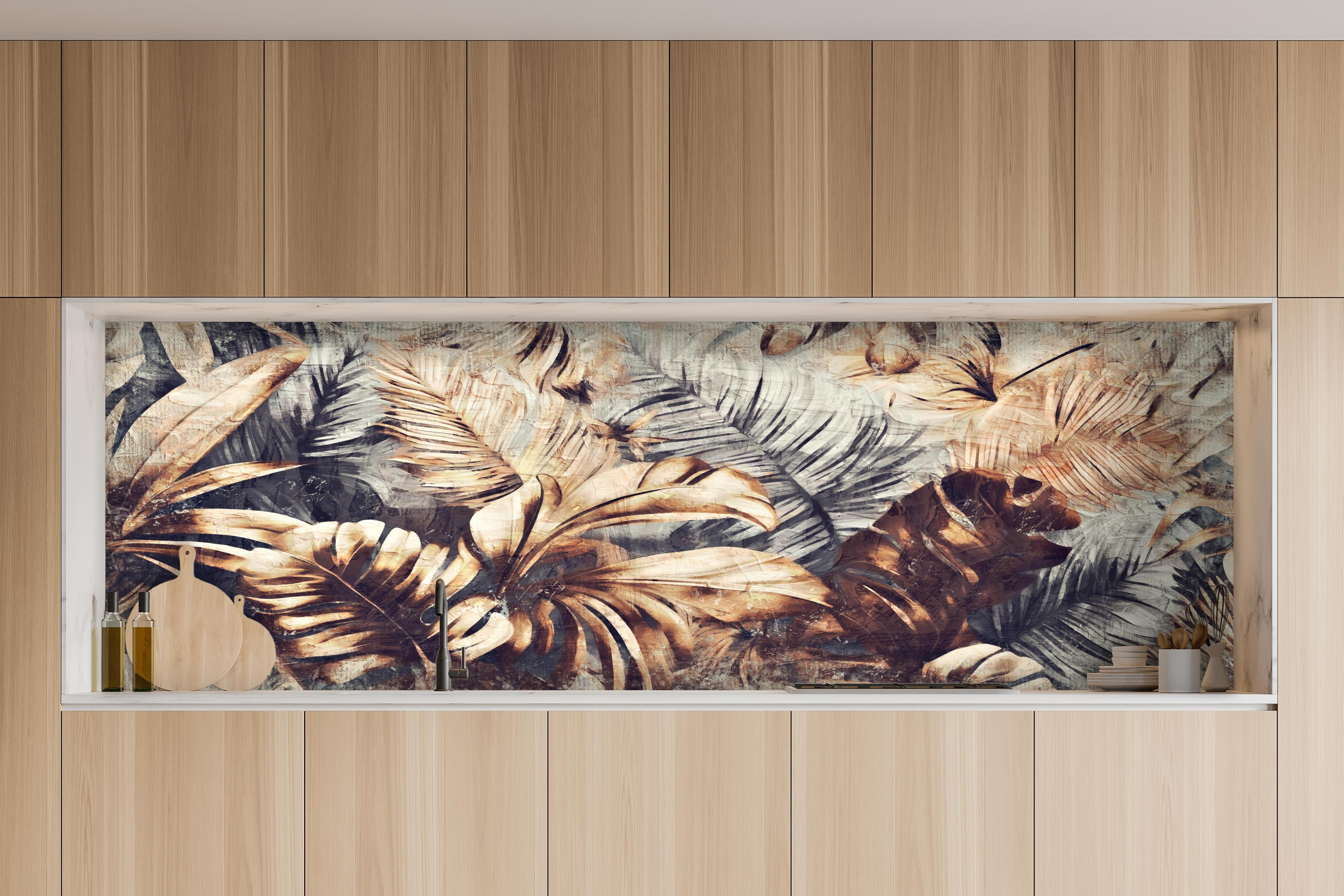 Küche - Tropische Palmenblätter in Gelb-Braun hinter weißen Hochglanz-Küchenregalen und schwarzem Wasserhahn