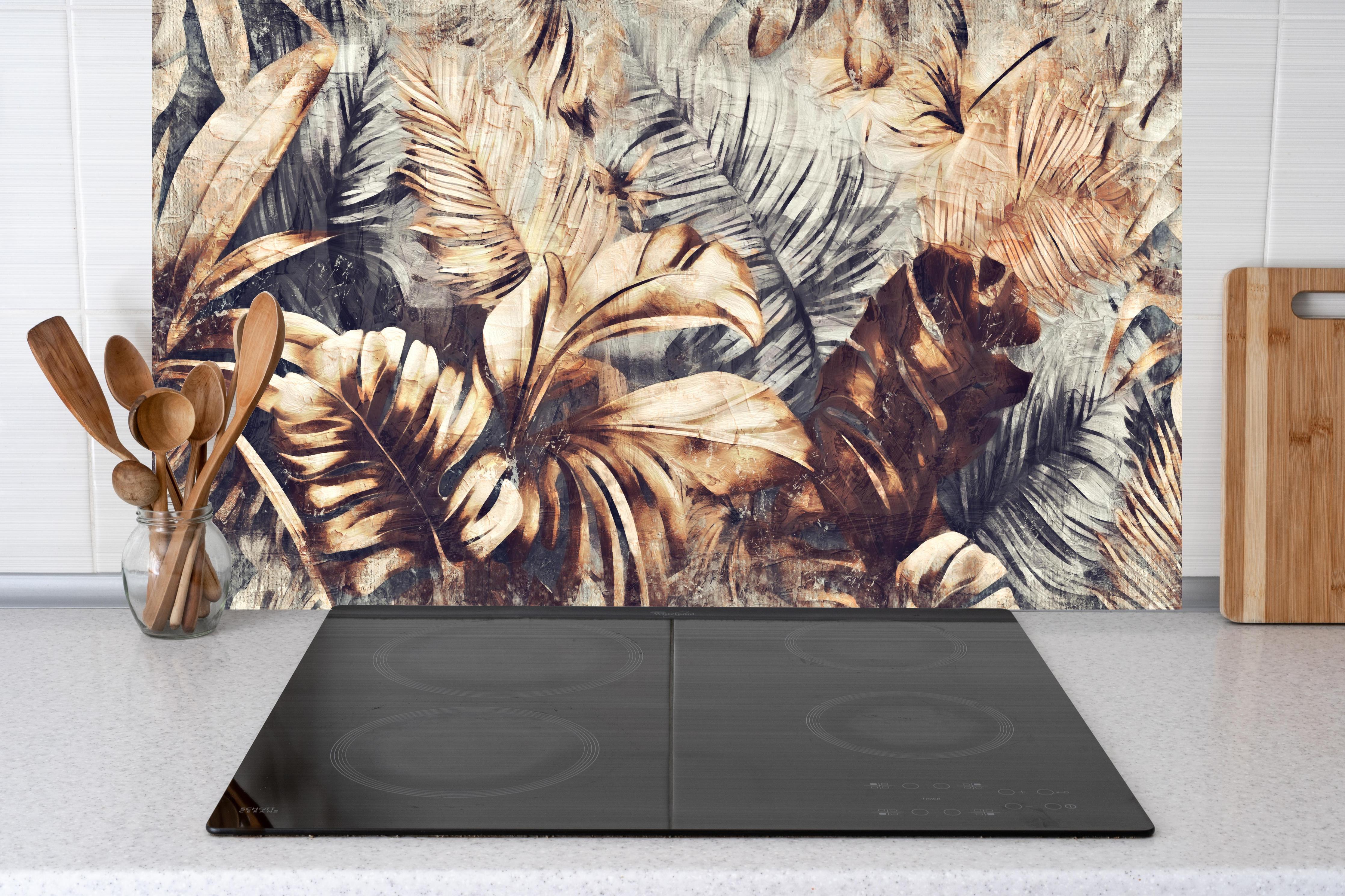 Küche - Tropische Palmenblätter in Gelb-Braun hinter weißen Hochglanz-Küchenregalen und schwarzem Wasserhahn