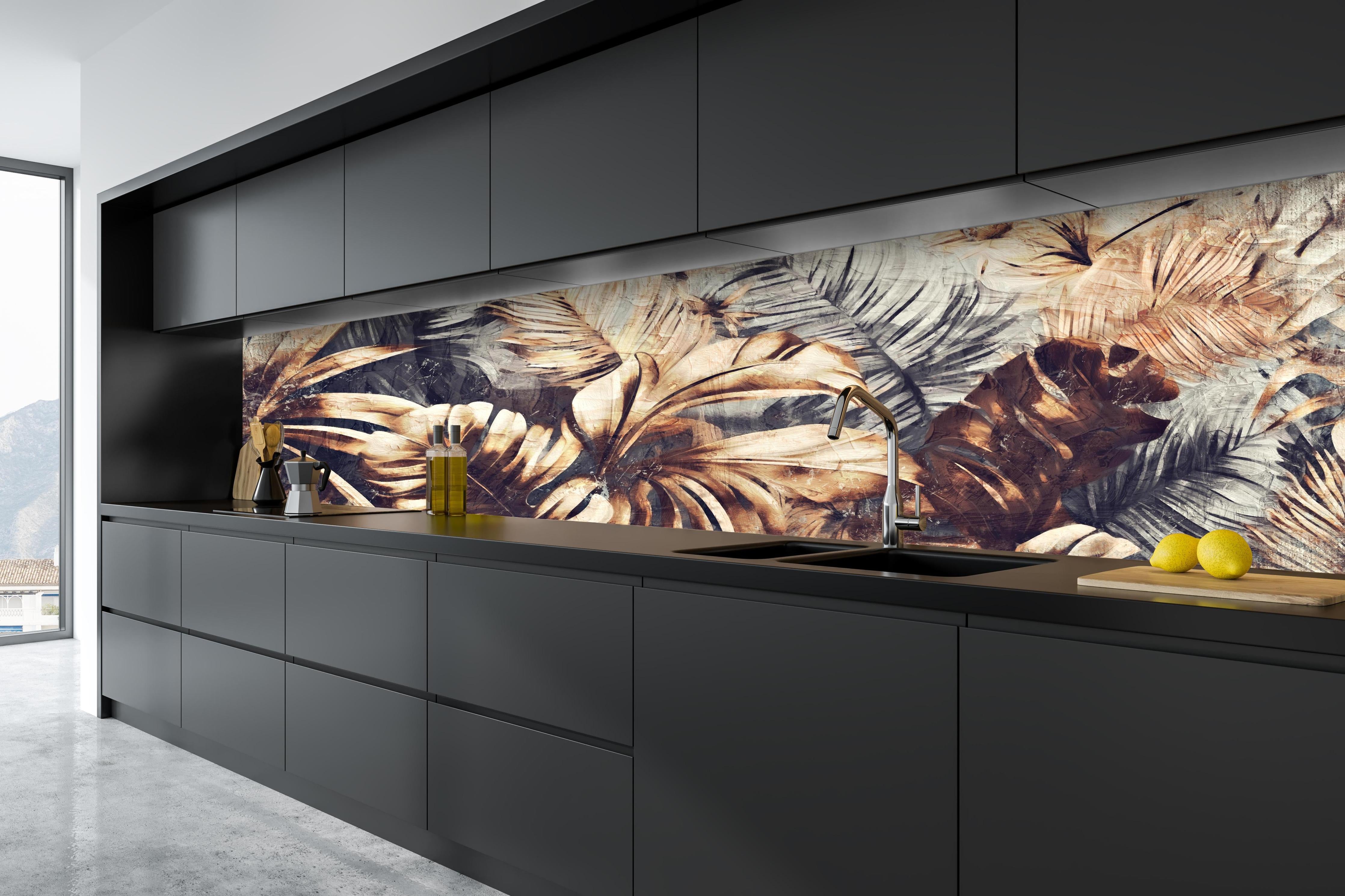 Küche - Tropische Palmenblätter in Gelb-Braun hinter weißen Hochglanz-Küchenregalen und schwarzem Wasserhahn