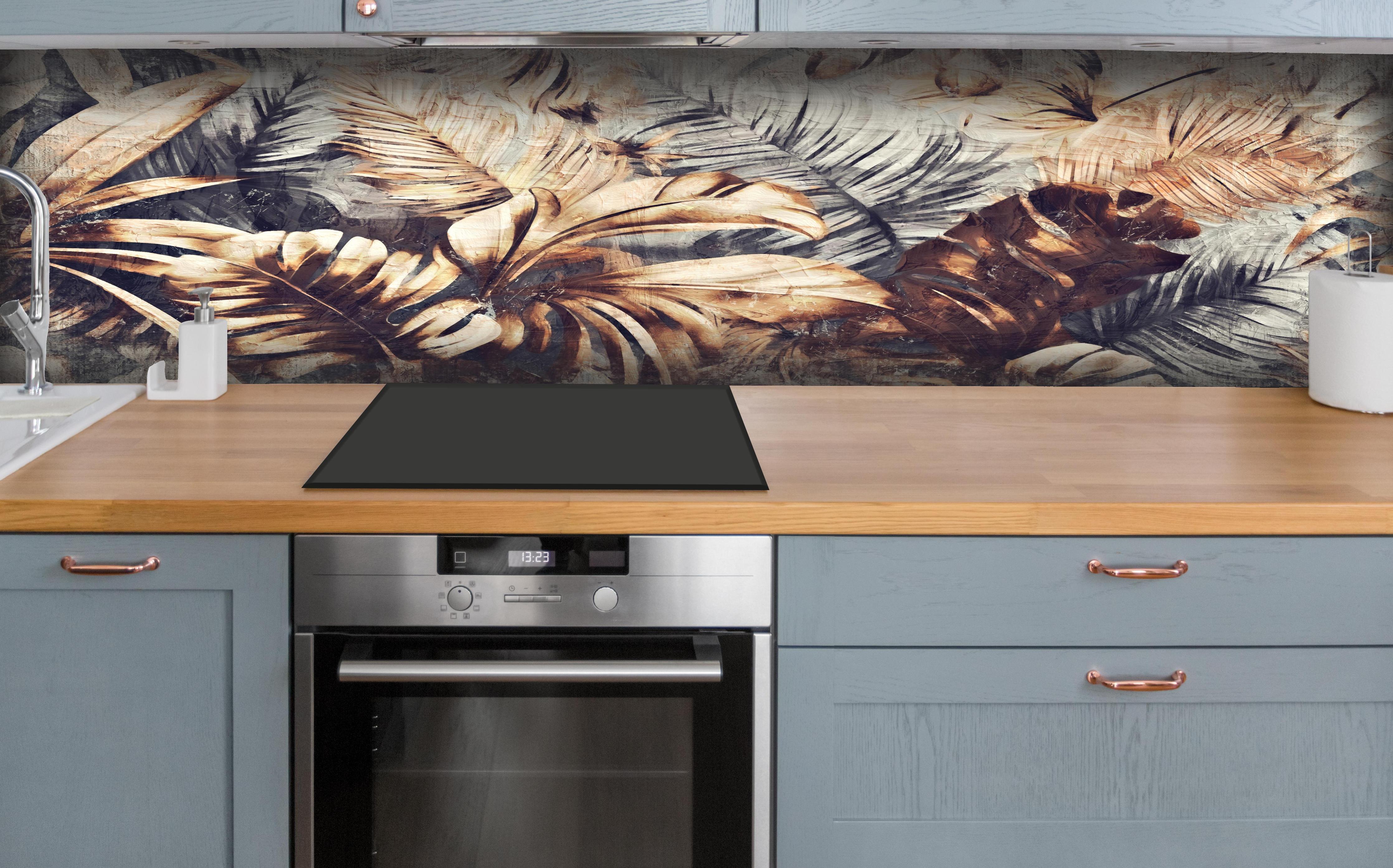 Küche - Tropische Palmenblätter in Gelb-Braun hinter weißen Hochglanz-Küchenregalen und schwarzem Wasserhahn