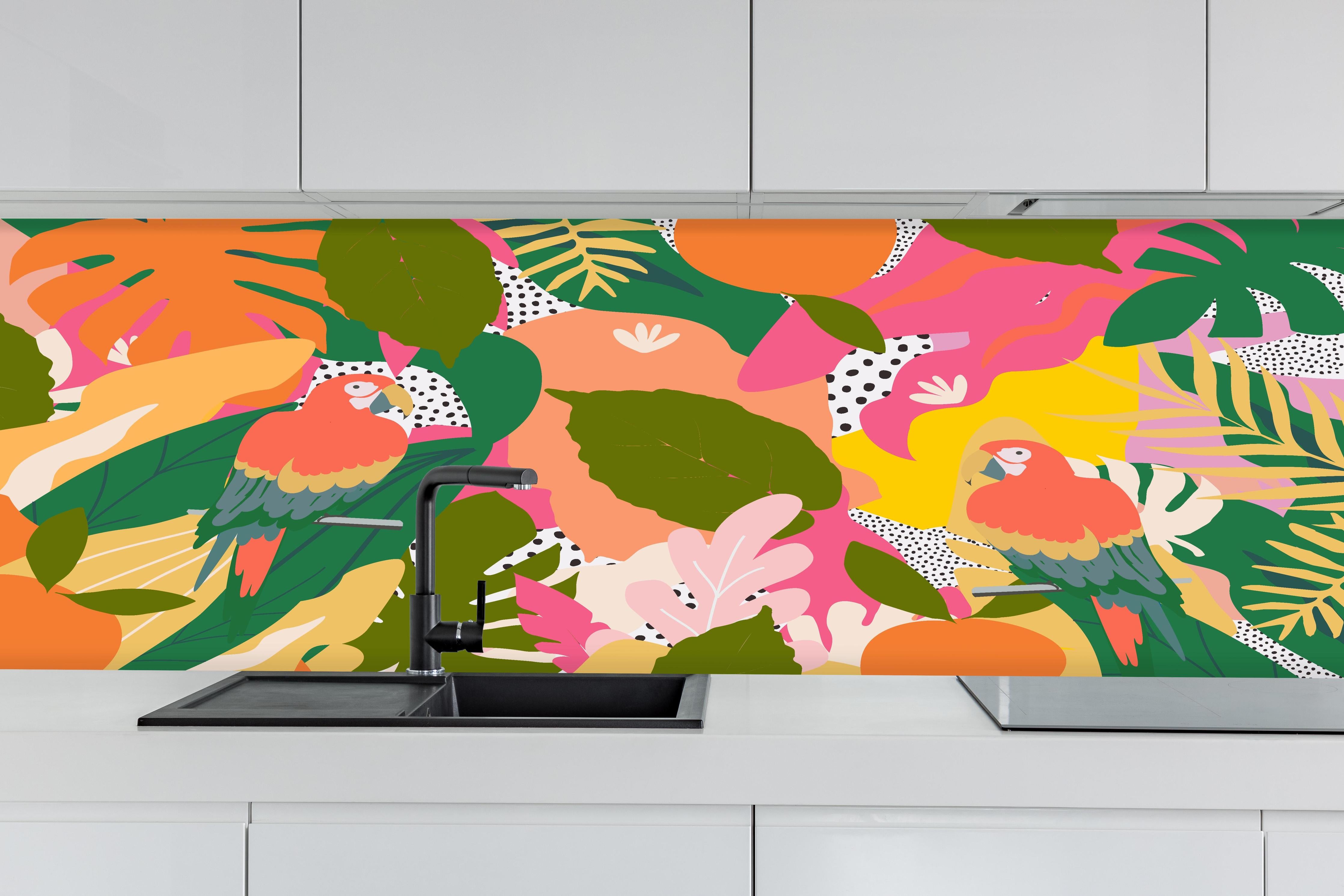 Küche - Tropischer Dschungel mit bunten Papageien hinter weißen Hochglanz-Küchenregalen und schwarzem Wasserhahn