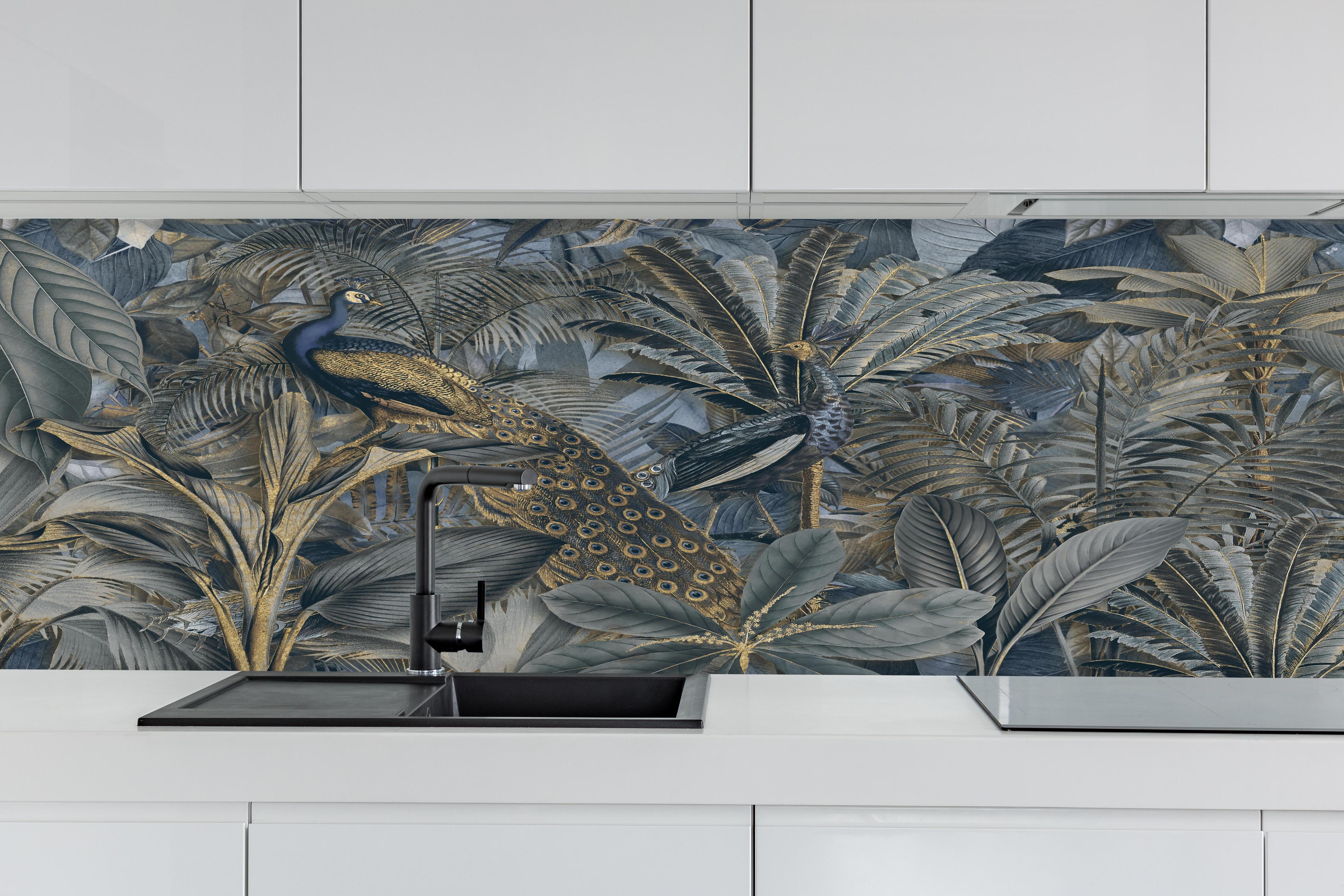 Küche - Tropischer Garten - Pfau hinter weißen Hochglanz-Küchenregalen und schwarzem Wasserhahn