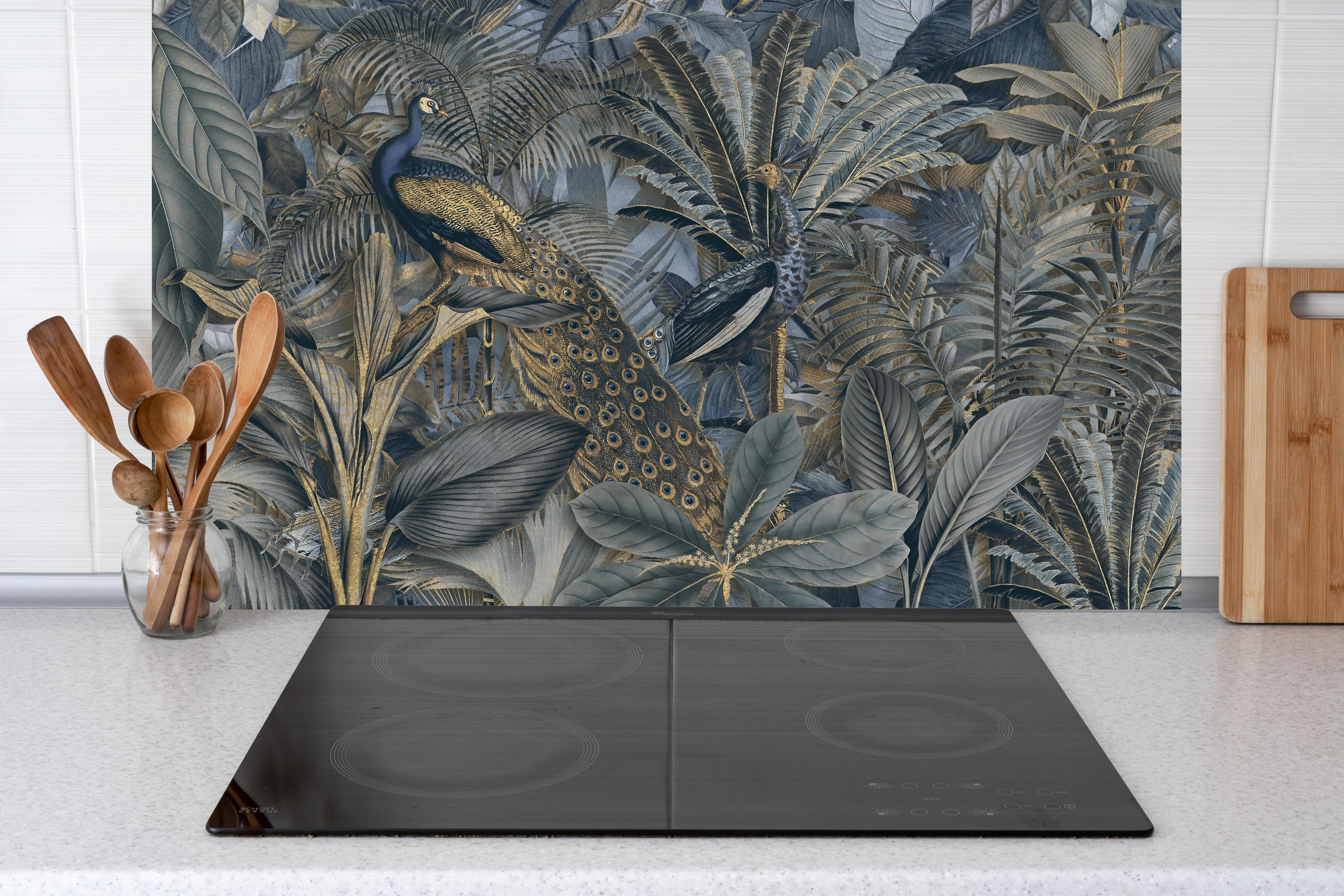 Küche - Tropischer Garten - Pfau hinter weißen Hochglanz-Küchenregalen und schwarzem Wasserhahn