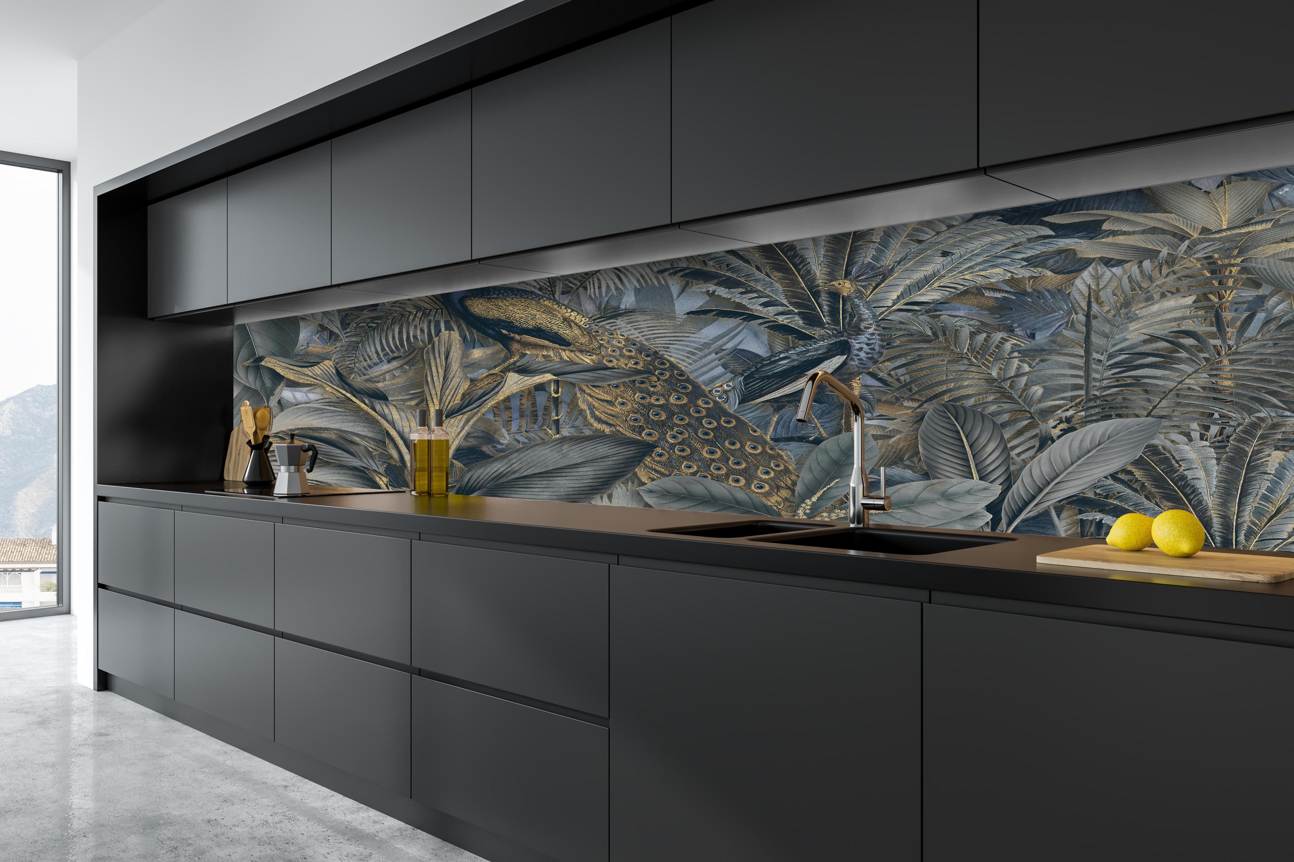 Küche - Tropischer Garten - Pfau hinter weißen Hochglanz-Küchenregalen und schwarzem Wasserhahn