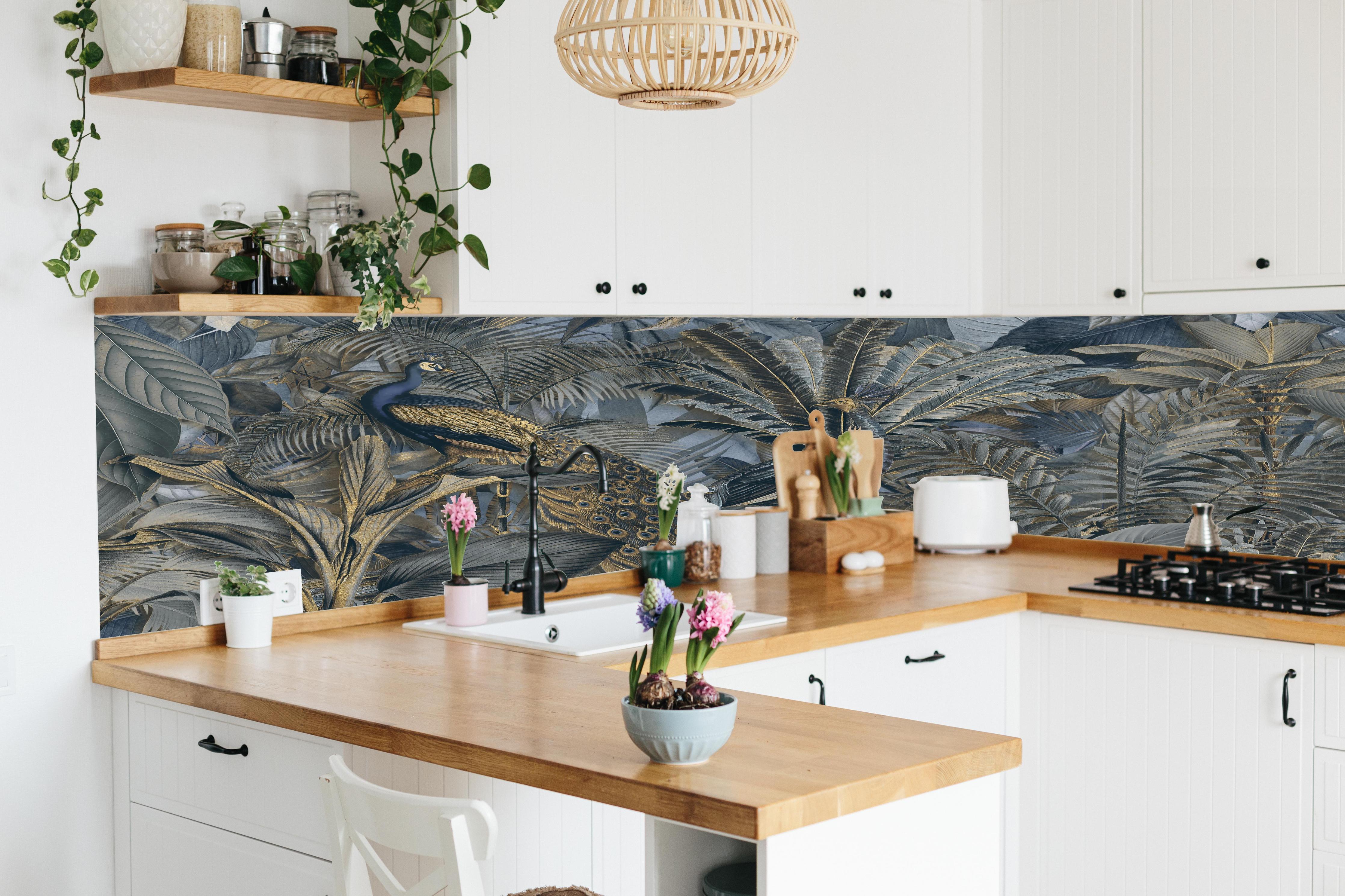 Küche - Tropischer Garten - Pfau hinter weißen Hochglanz-Küchenregalen und schwarzem Wasserhahn