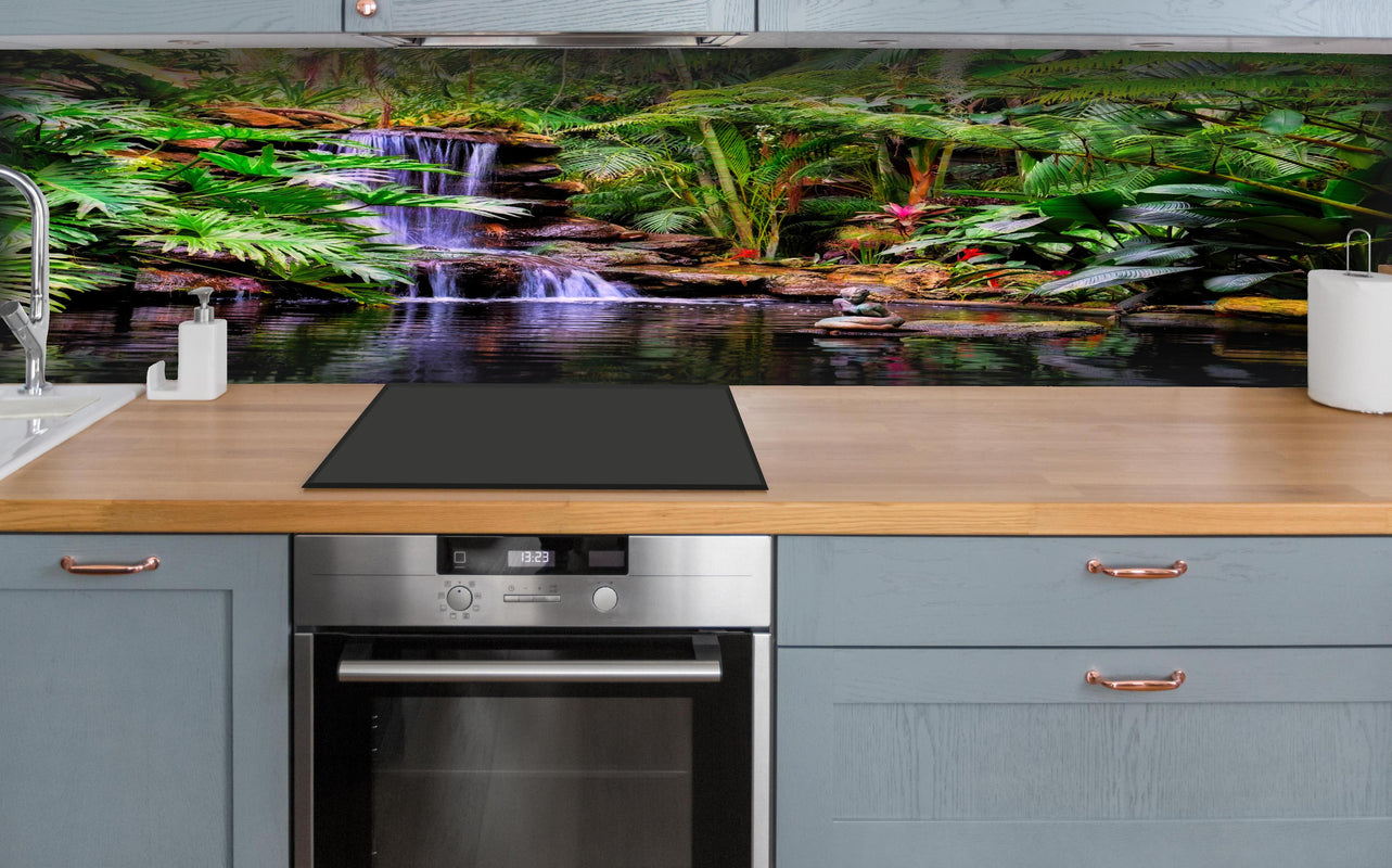 Küche - Tropischer Wasserfall hinter weißen Hochglanz-Küchenregalen und schwarzem Wasserhahn