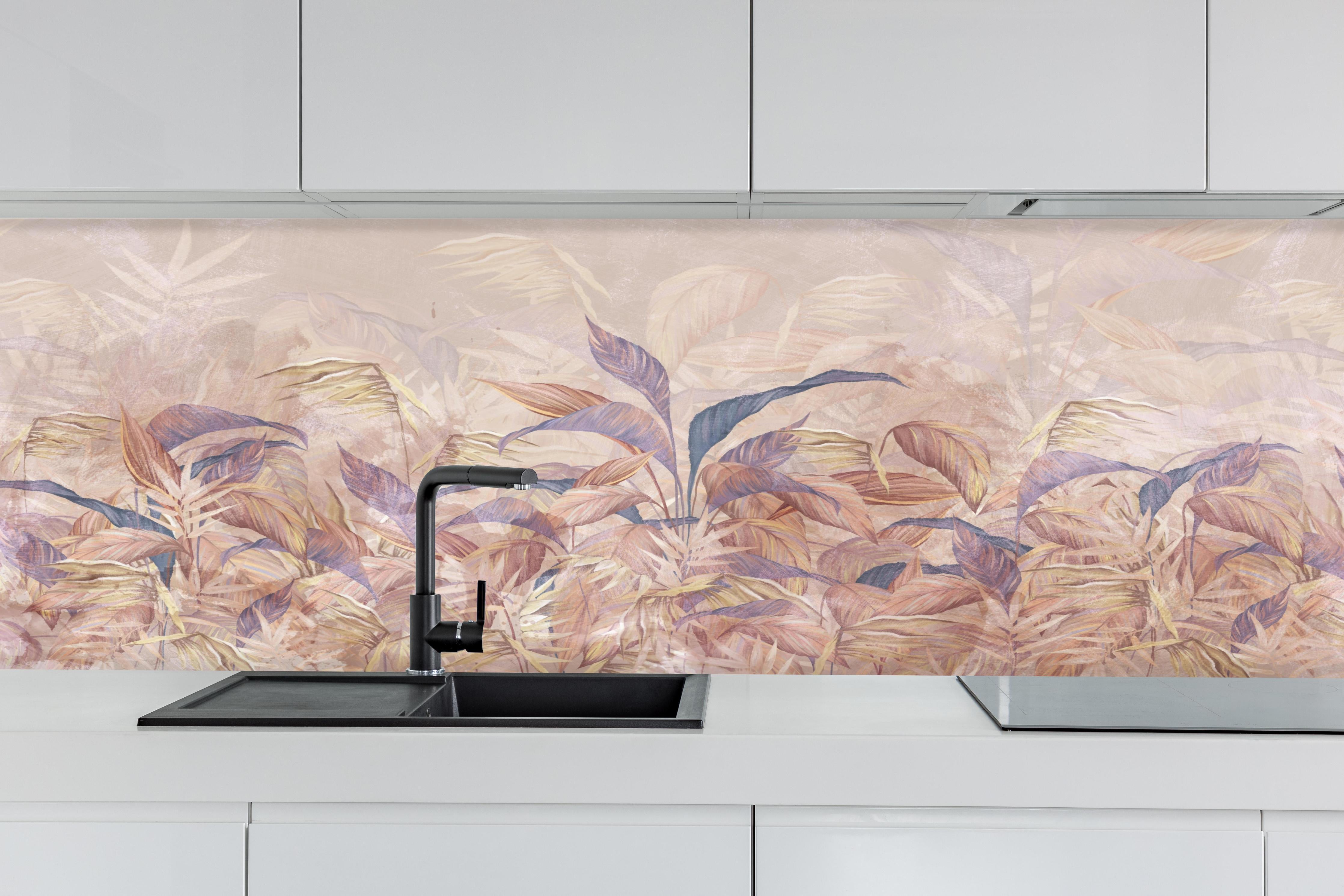 Küche - Tropisches Blätter Design hinter weißen Hochglanz-Küchenregalen und schwarzem Wasserhahn