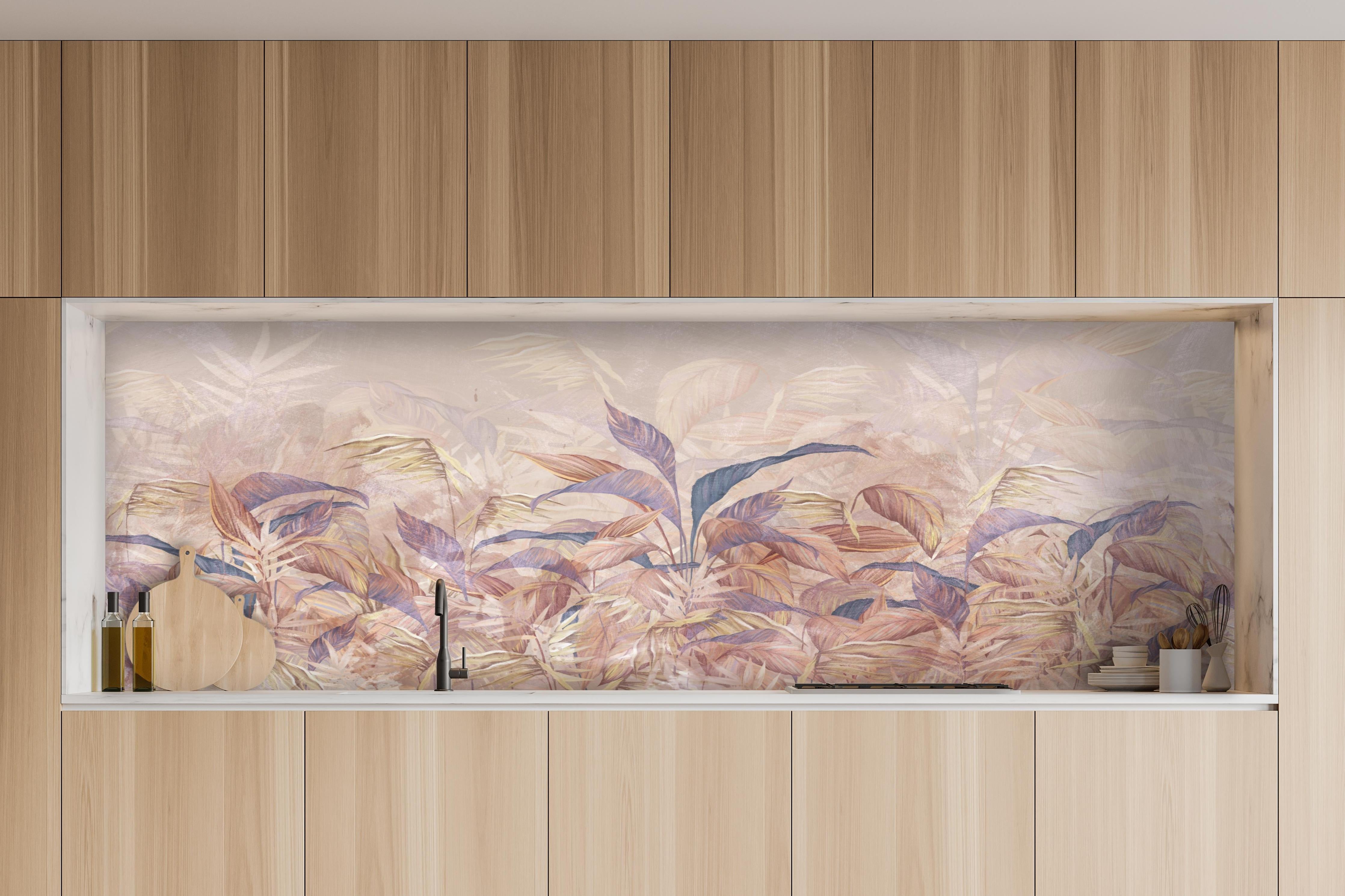 Küche - Tropisches Blätter Design hinter weißen Hochglanz-Küchenregalen und schwarzem Wasserhahn