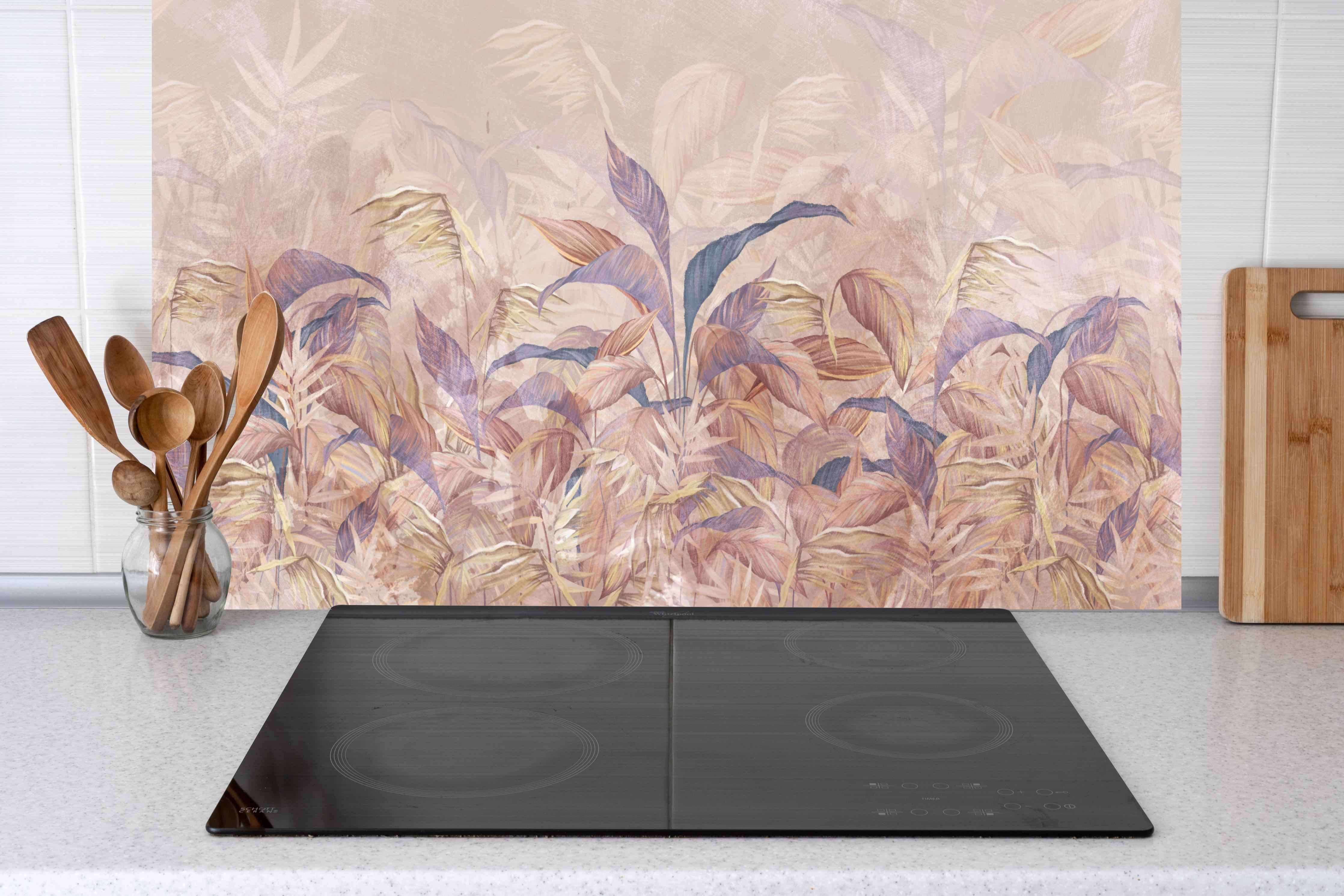 Küche - Tropisches Blätter Design hinter weißen Hochglanz-Küchenregalen und schwarzem Wasserhahn