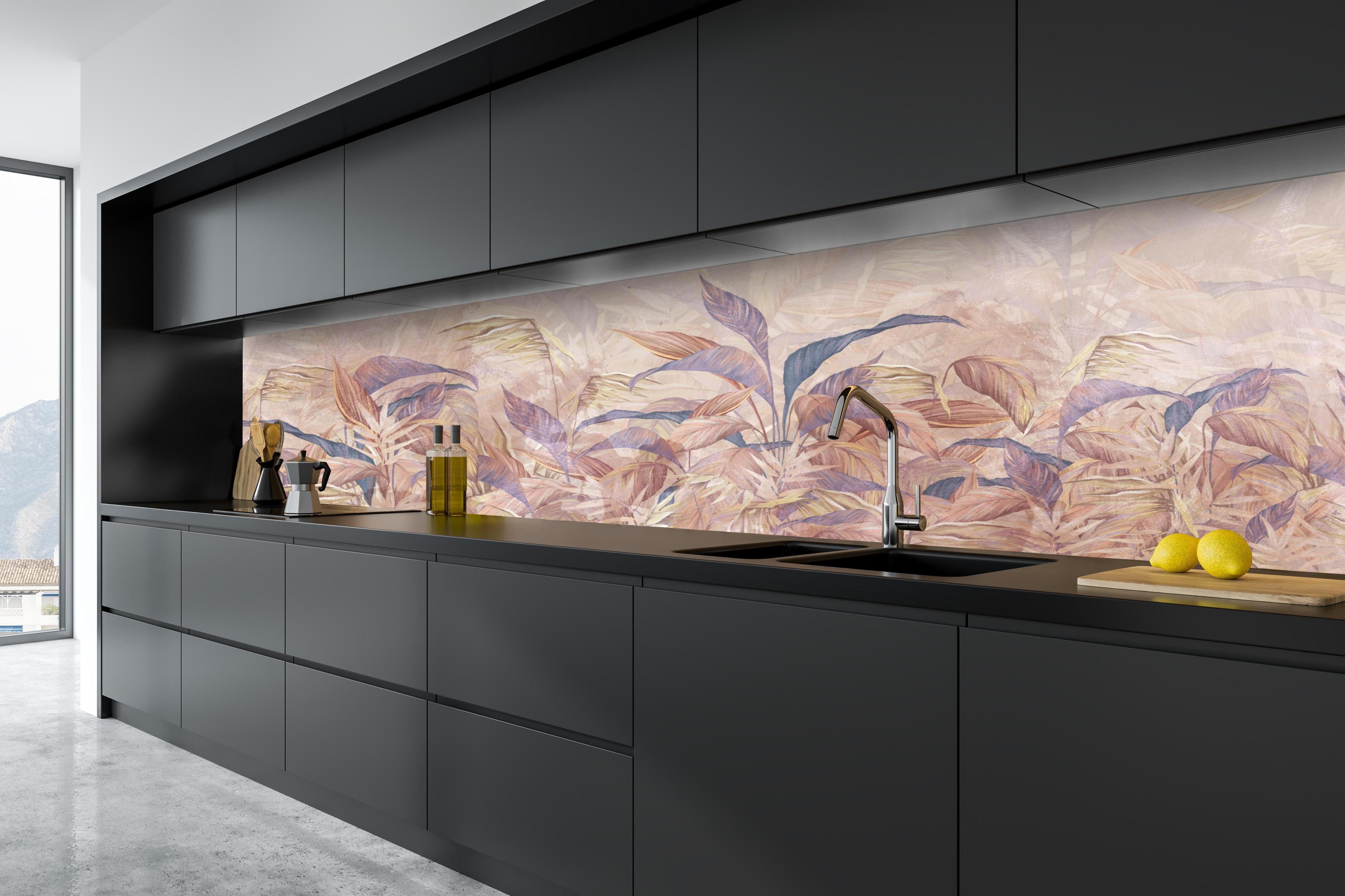 Küche - Tropisches Blätter Design hinter weißen Hochglanz-Küchenregalen und schwarzem Wasserhahn