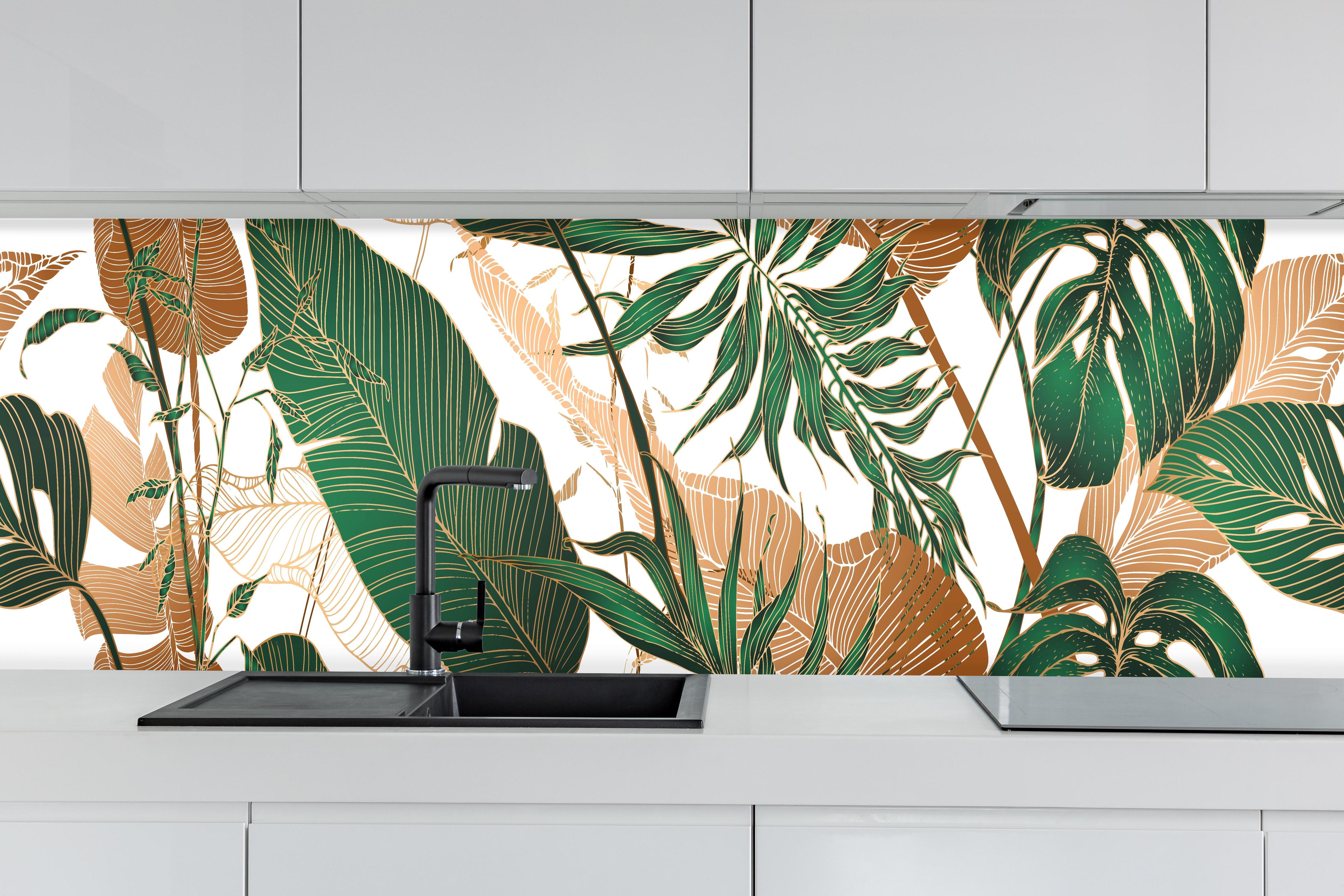 Küche - Tropisches Blattmuster Grün-Beige hinter weißen Hochglanz-Küchenregalen und schwarzem Wasserhahn